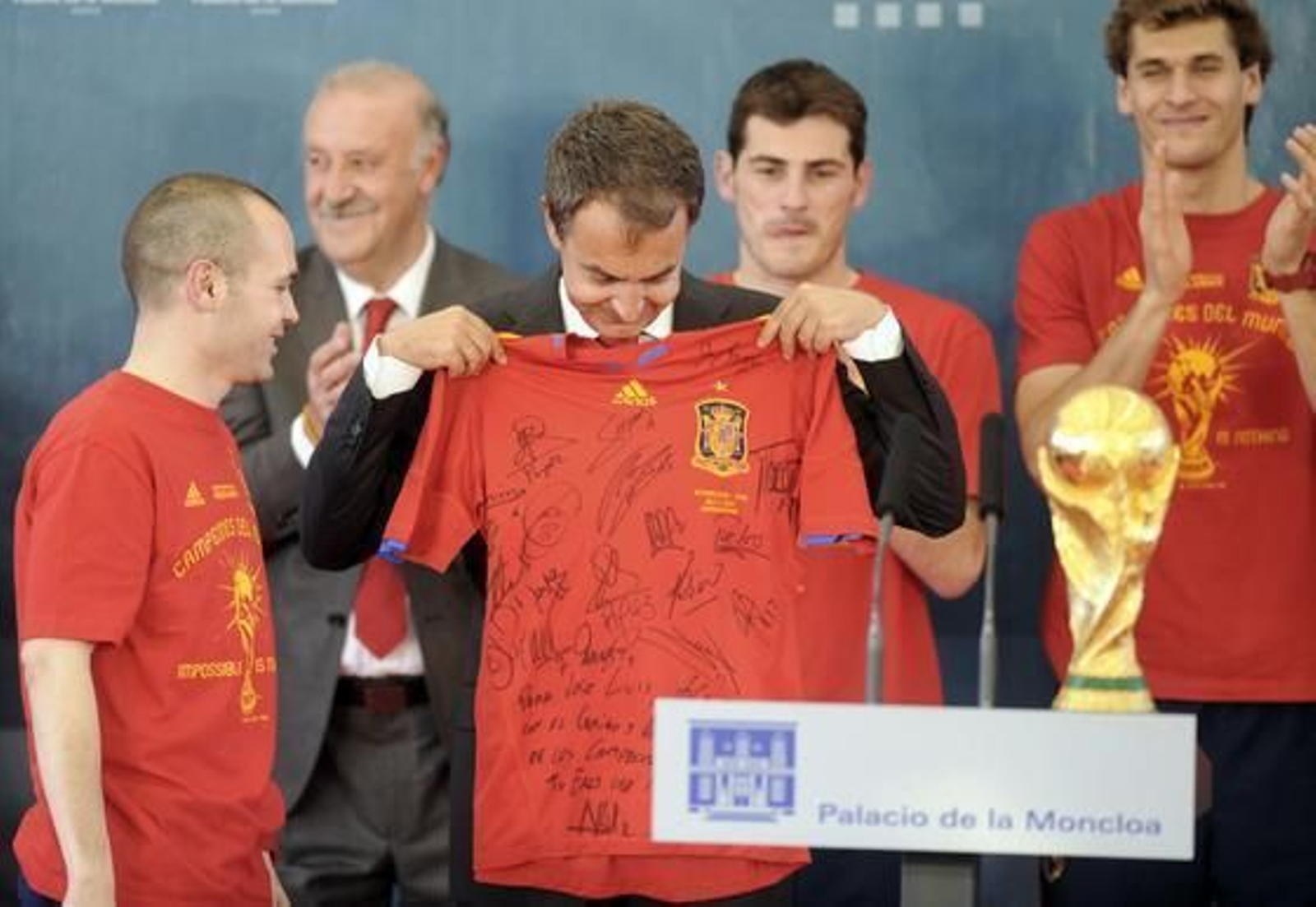 Iniesta regala una camiseta a Zapatero. / AFP