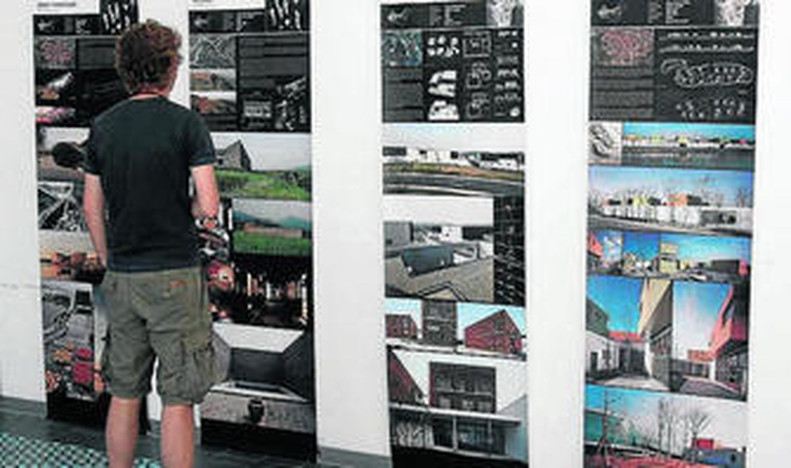 Los ejemplos de la arquitectura china se exhiben en paneles.