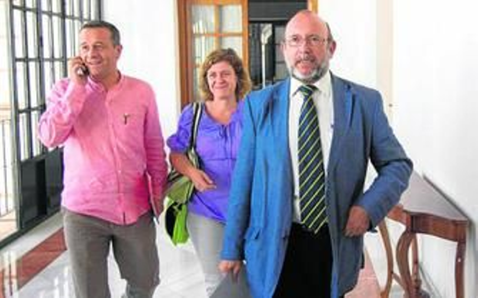 El presidente de la comisión de investigación de los ERE, Ignacio García, con José Antonio Castro y Alba Doblas.