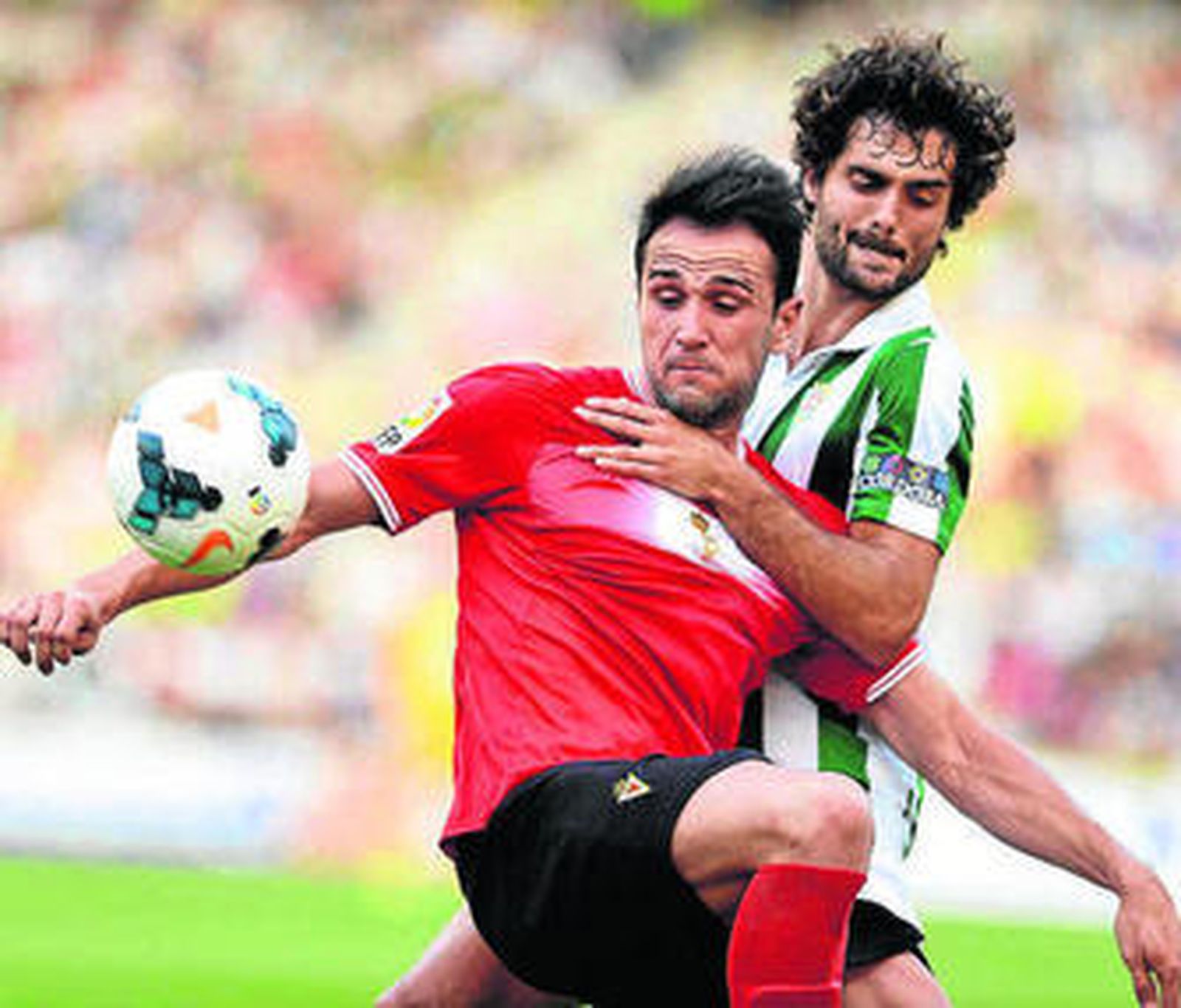 Kike García, ante un defensor cordobesista en el play off de ascenso.