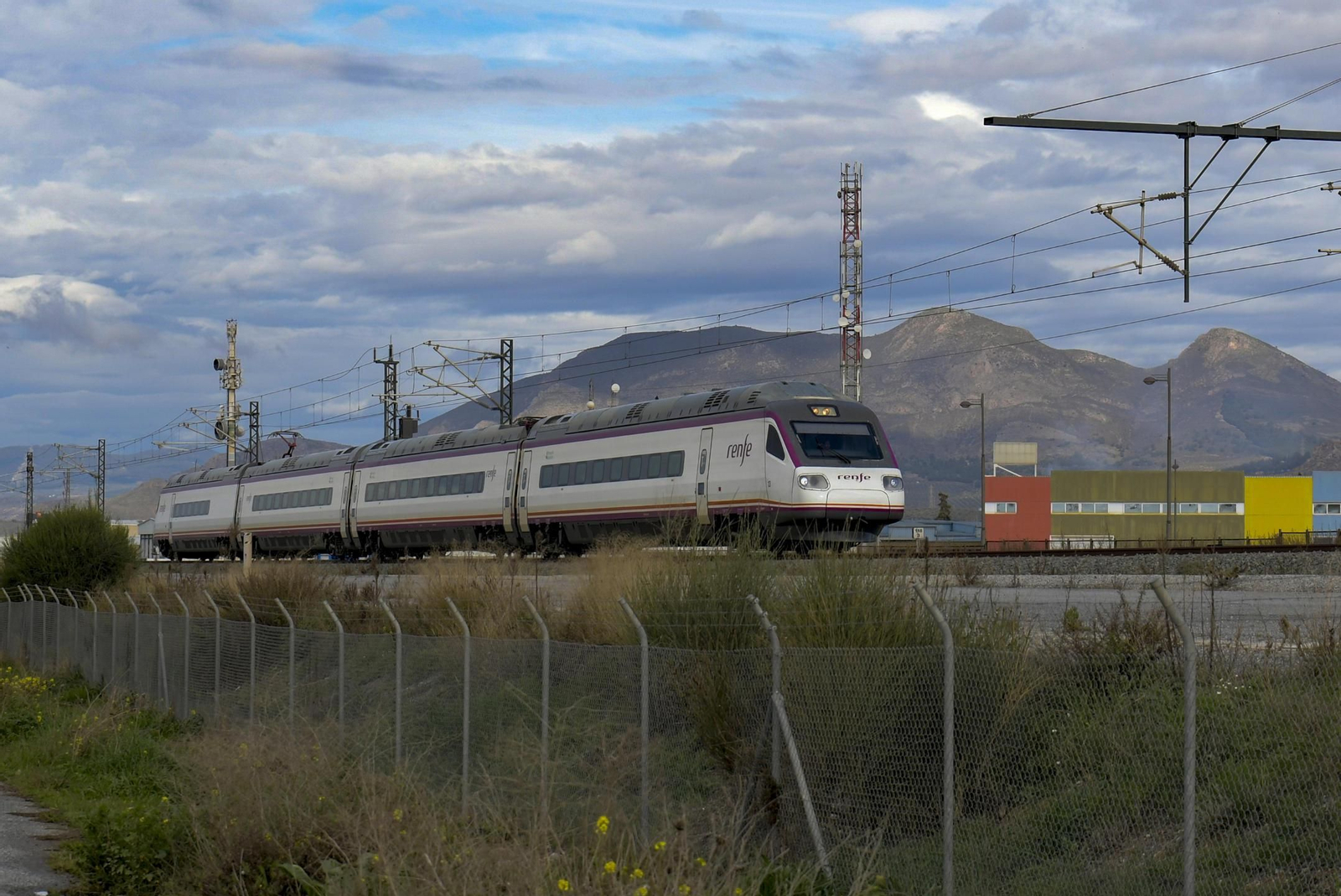 Un tren regional de Alta Velocidad entre Granada y Sevilla