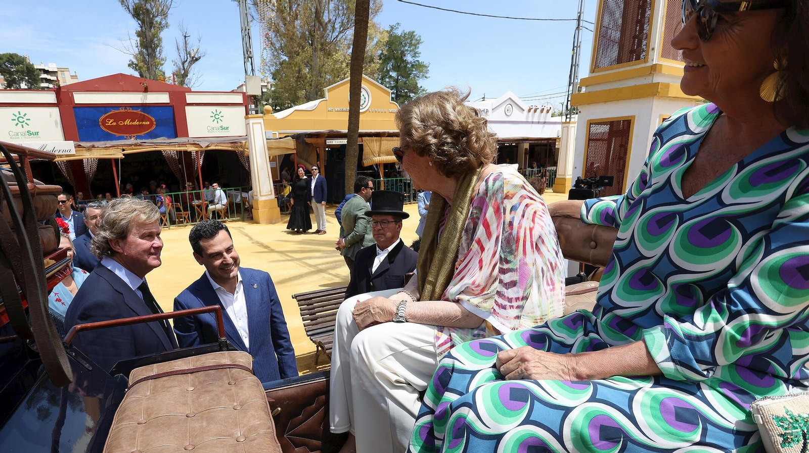 Juanma Moreno, presidente de la Junta, visita la Feria de Jerez