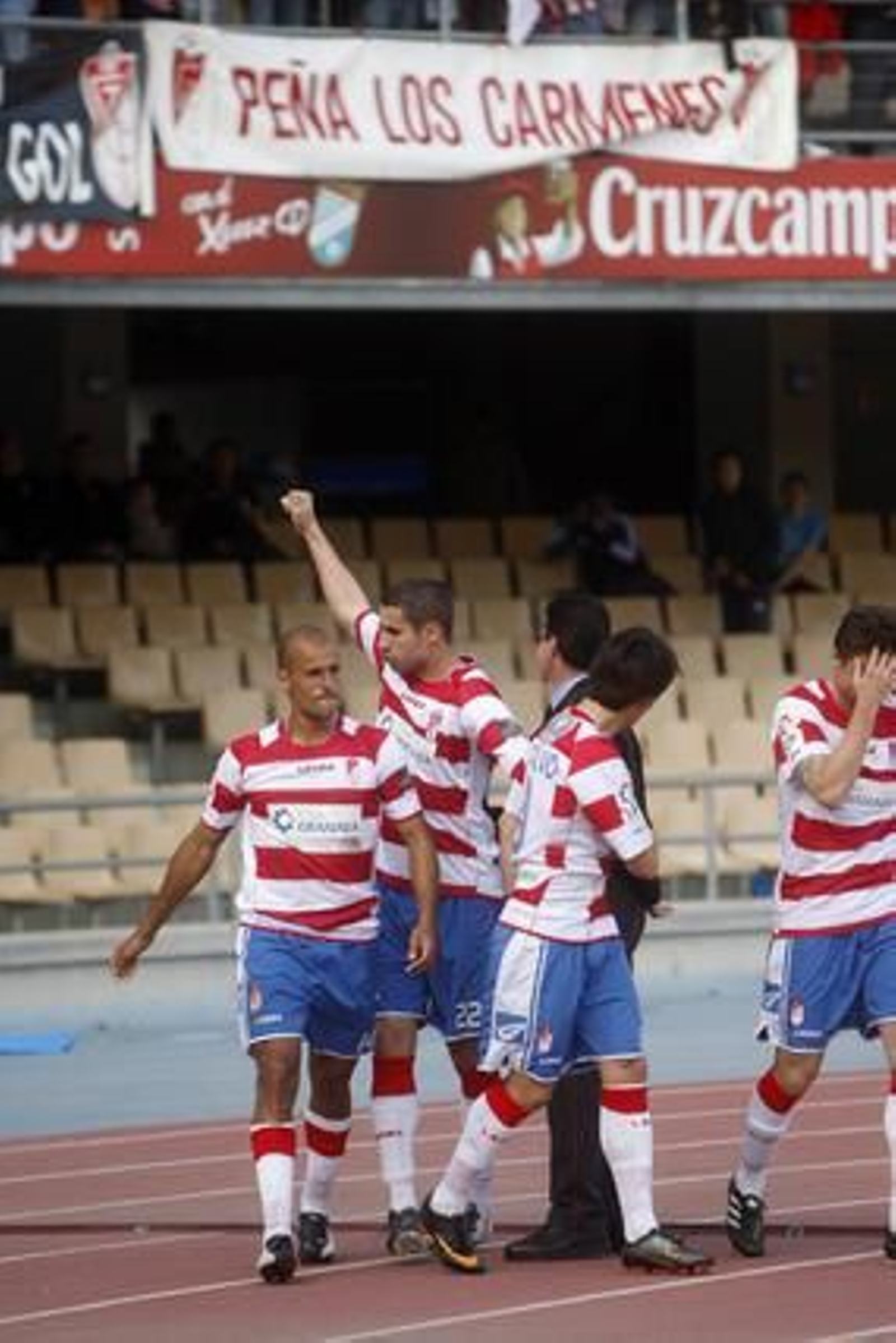 Azulinos y rojiblancos disputaron un encuentro muy igualado que, a dos minutos del final, se tradujo en un justo empate. 

Foto: Juan Carlos Toro