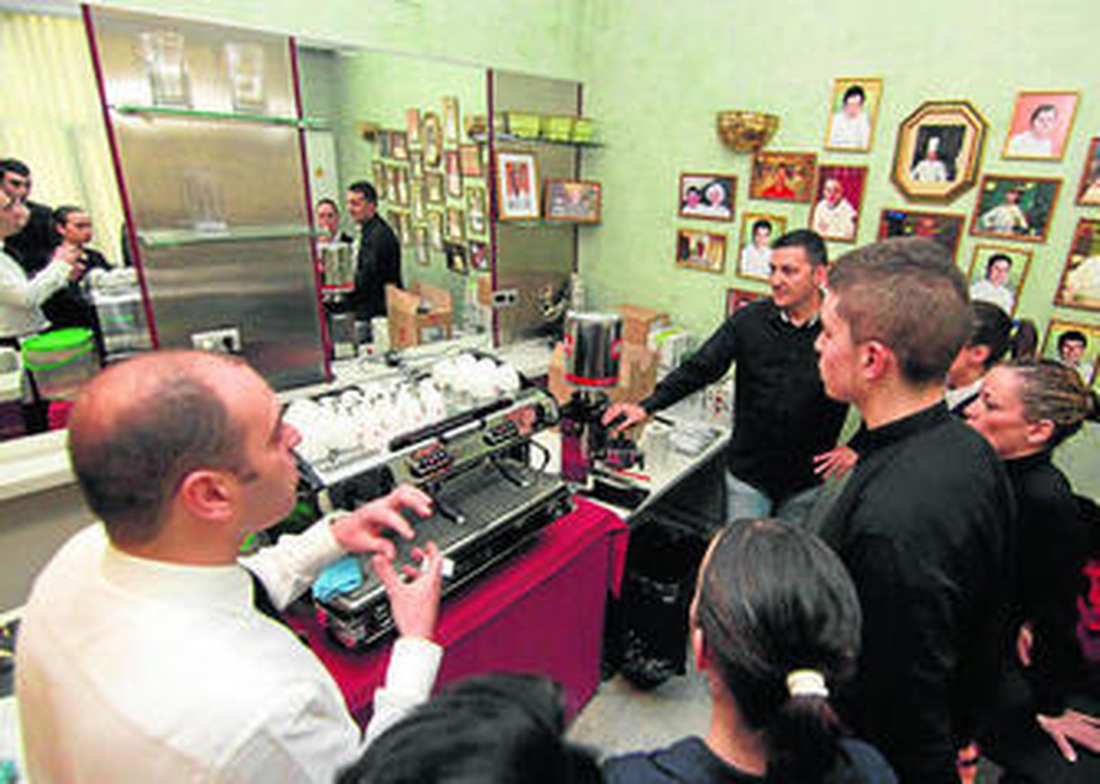 1. Los participantes recibieron indicaciones acerca de la prueba de mano del jurado. 2. Los semifinalistas tuvieron que demostrar su destreza y conocimientos cafeteros.