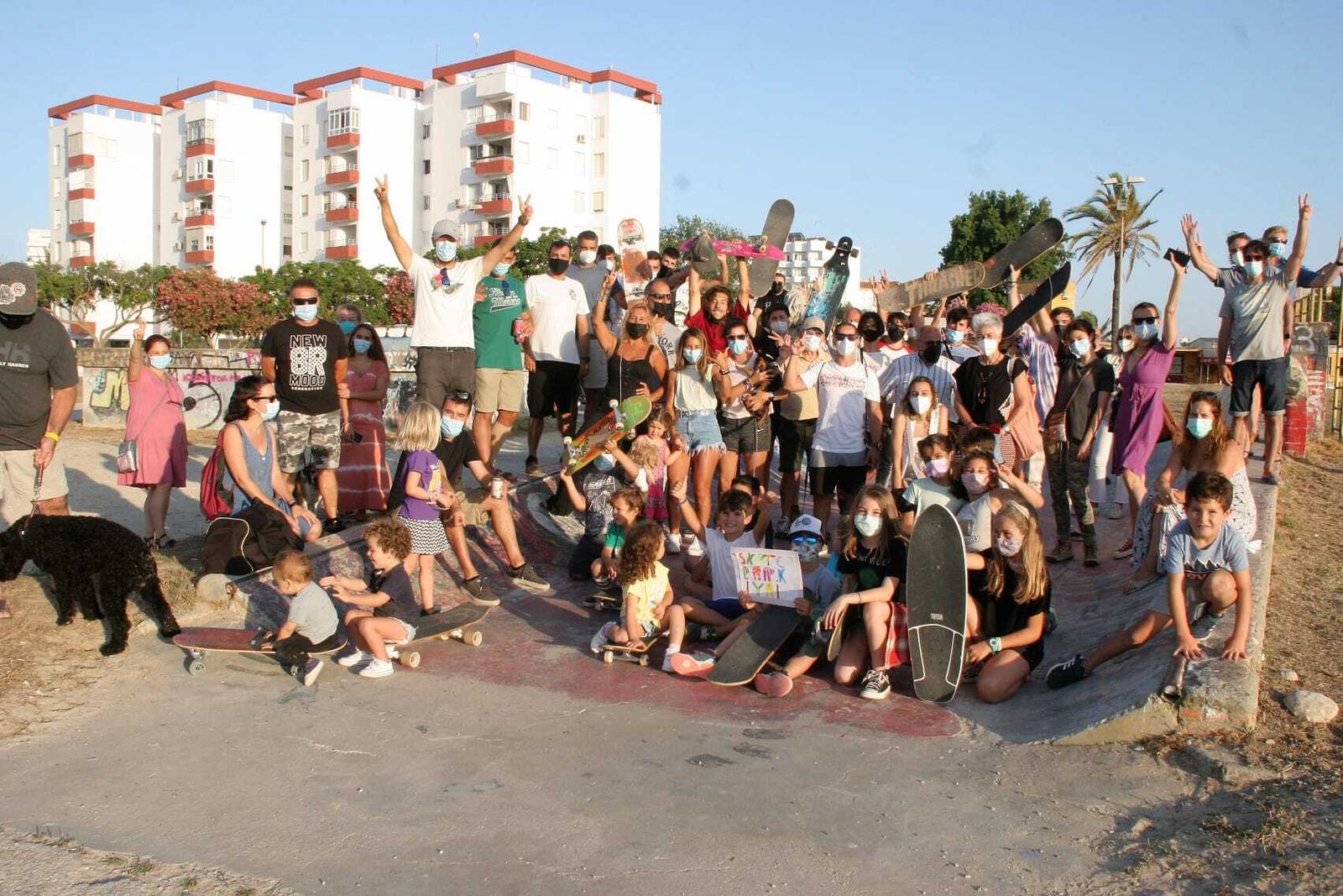 Una imagen de los vecinos que se concentraron el viernes junto a la pista de skate.