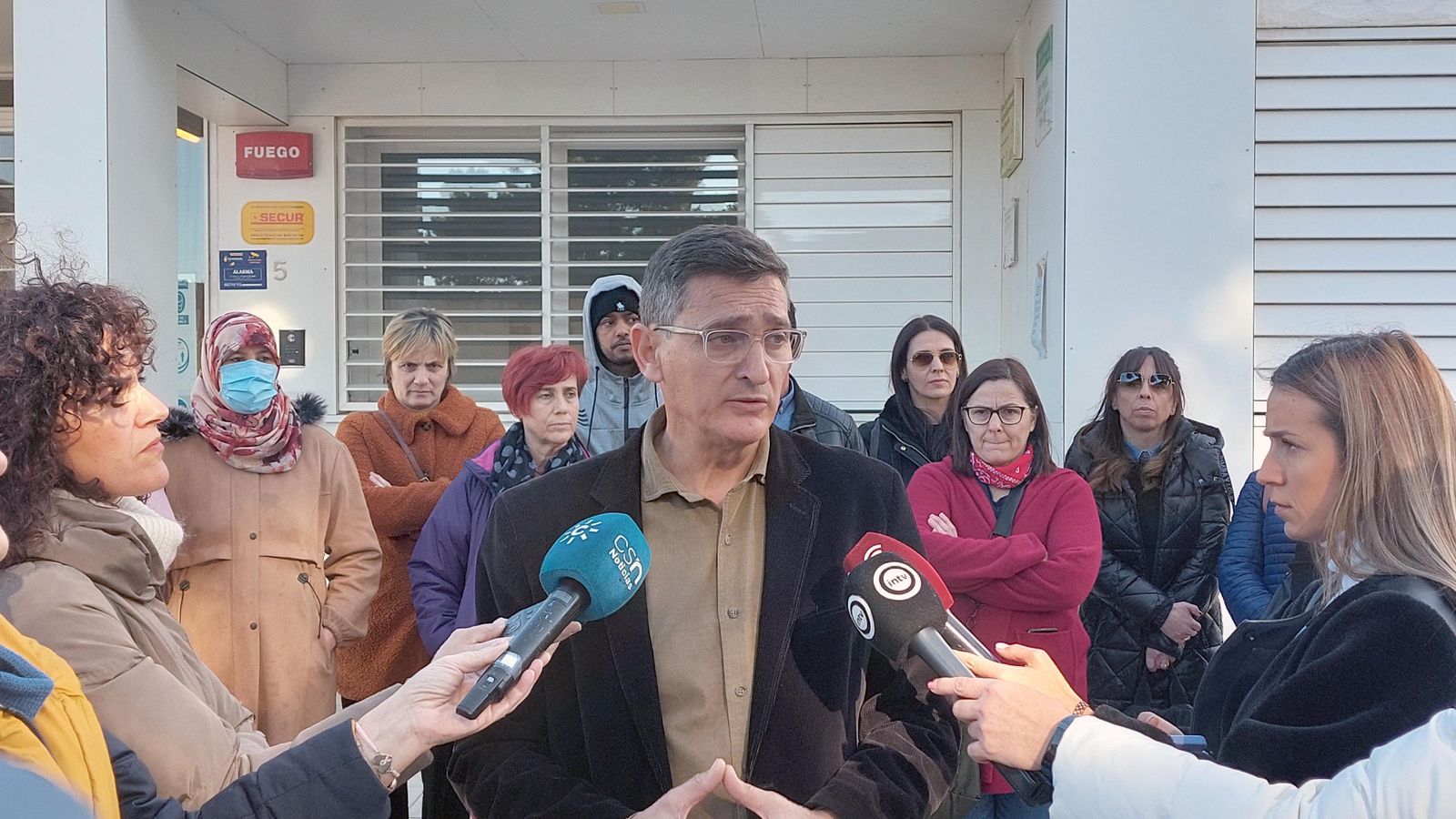 Sánchez Teruel atiende a los medios ante la presencia de familias en el Princesa Sofía