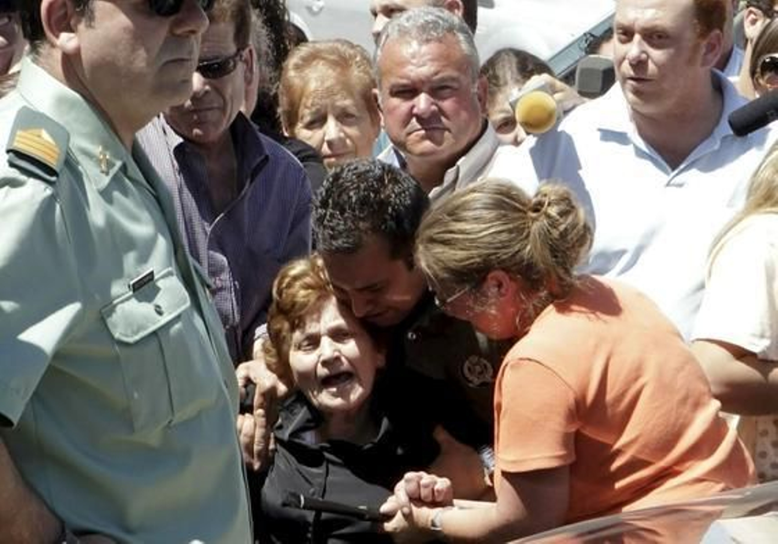 Águeda Molina, madre de Guadalupe, es consolada por varios familiares.

Foto: B. Vargas / Efe