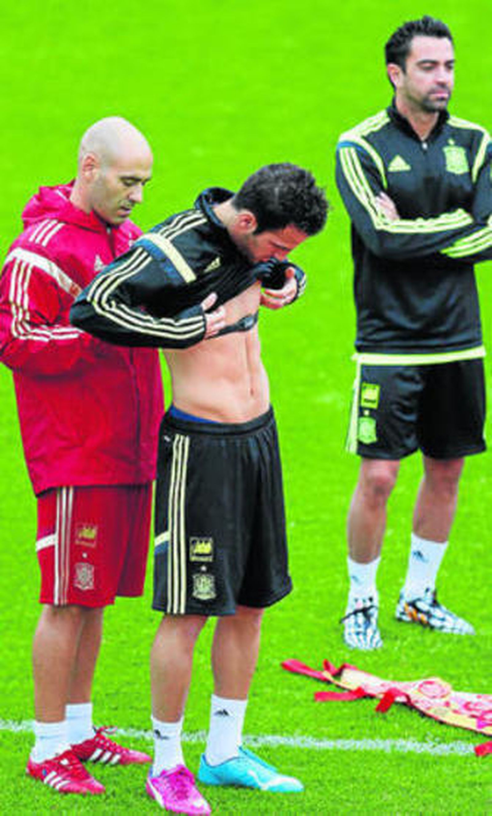 Cesc comprueba su ritmo cardíaco en un entrenamiento.