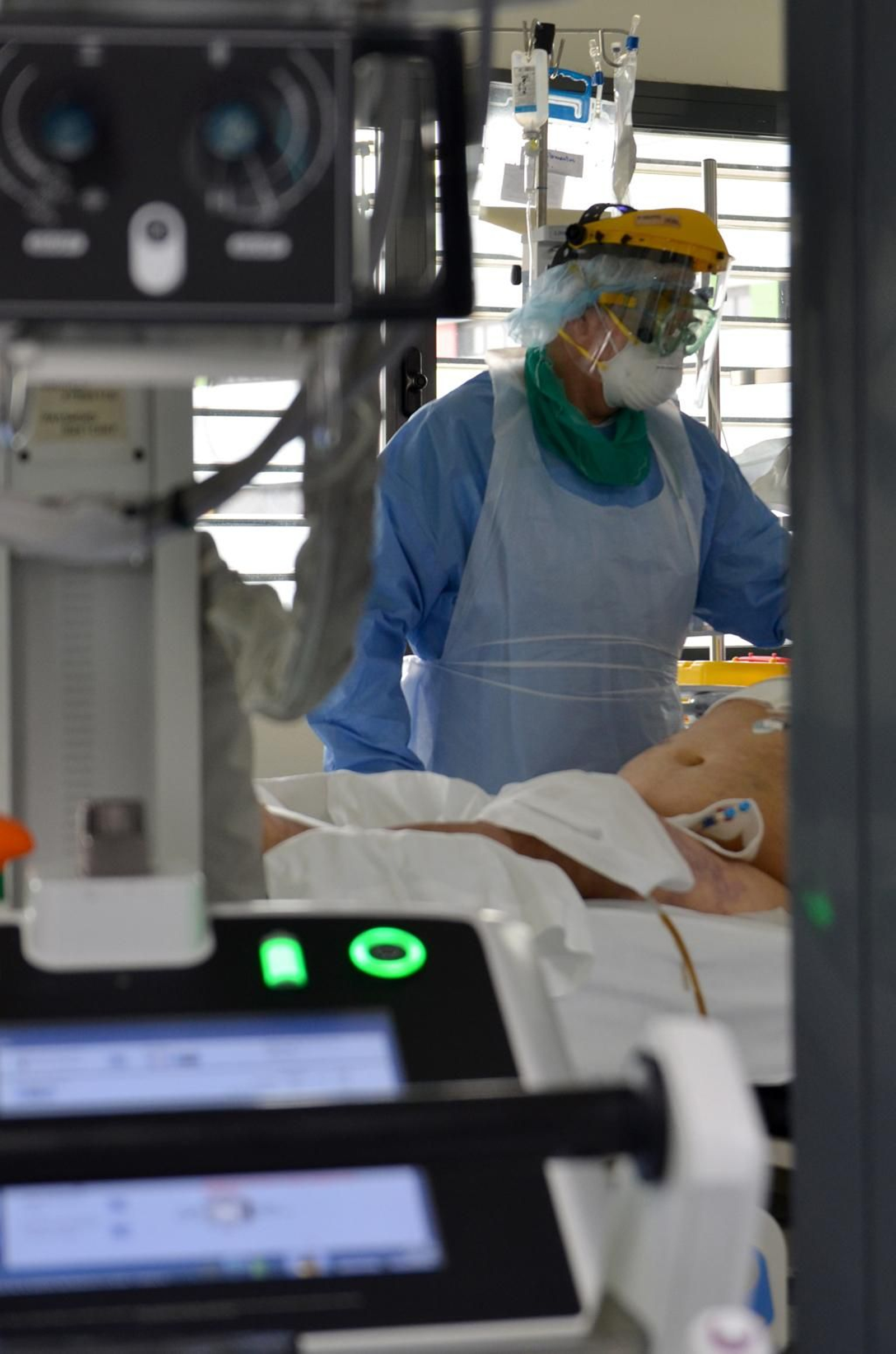 La lucha contra el coronavirus desde la UCI del Reina Sofía, fotografiada por sus profesionales