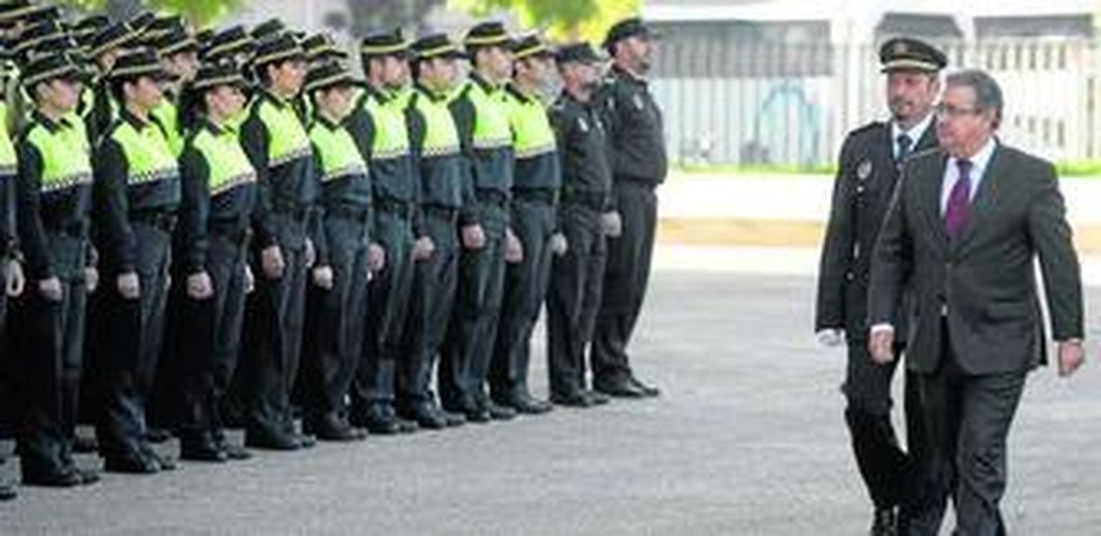 El alcalde, Juan Ignacio Zoido, en los actos del Día de la Policía Local, pasa revista a los alumnos del cuerpo.