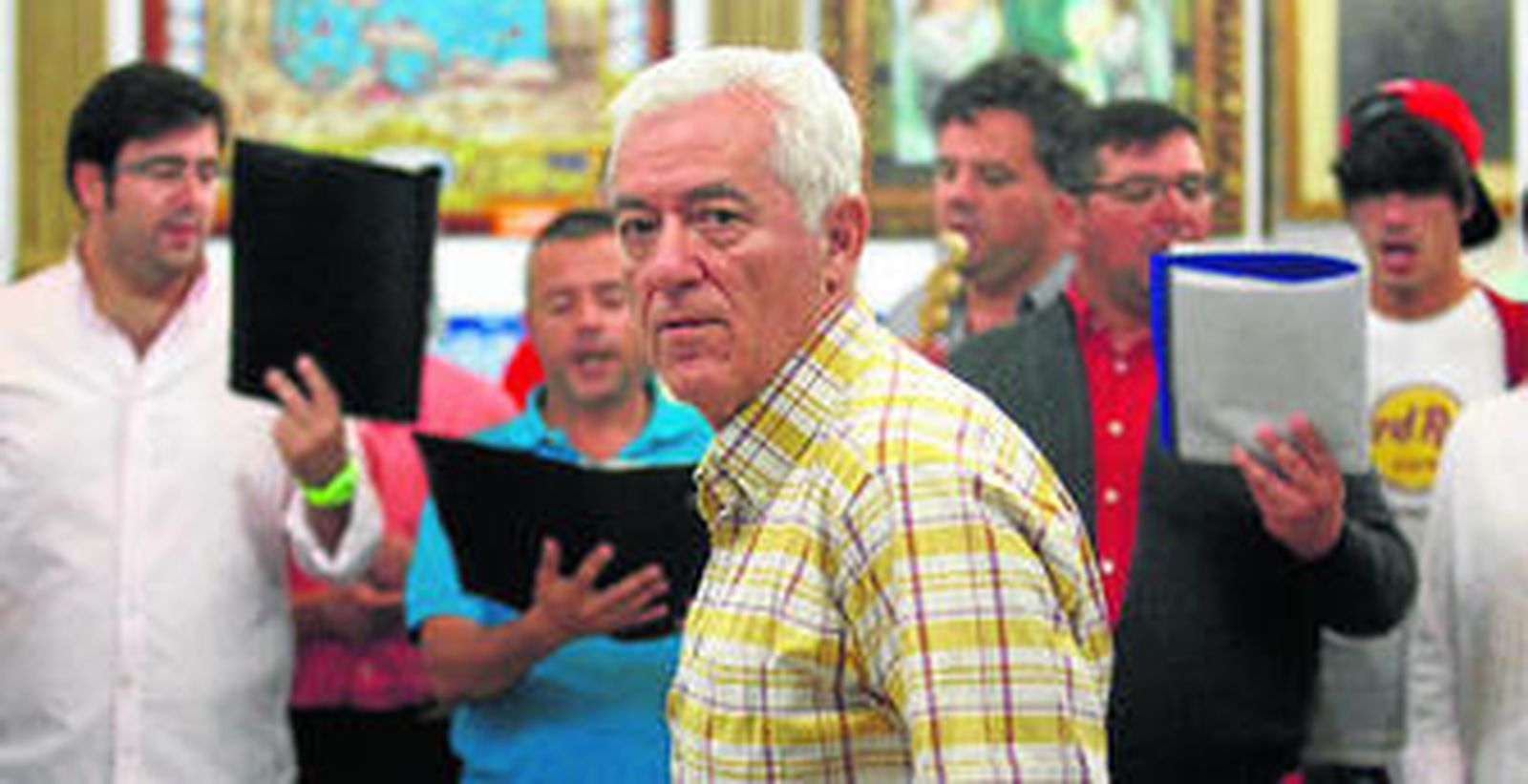 Rafael Velez dirige los ensayos que este año se adelantan al mes de mayo para la procesión del 25 de junio.