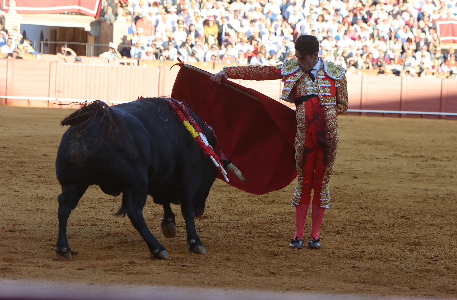 Imágenes de la corrida de toros en la Feria de Sevilla 2023 con El Juli, Alejandro Talavante y Tomás Rufo