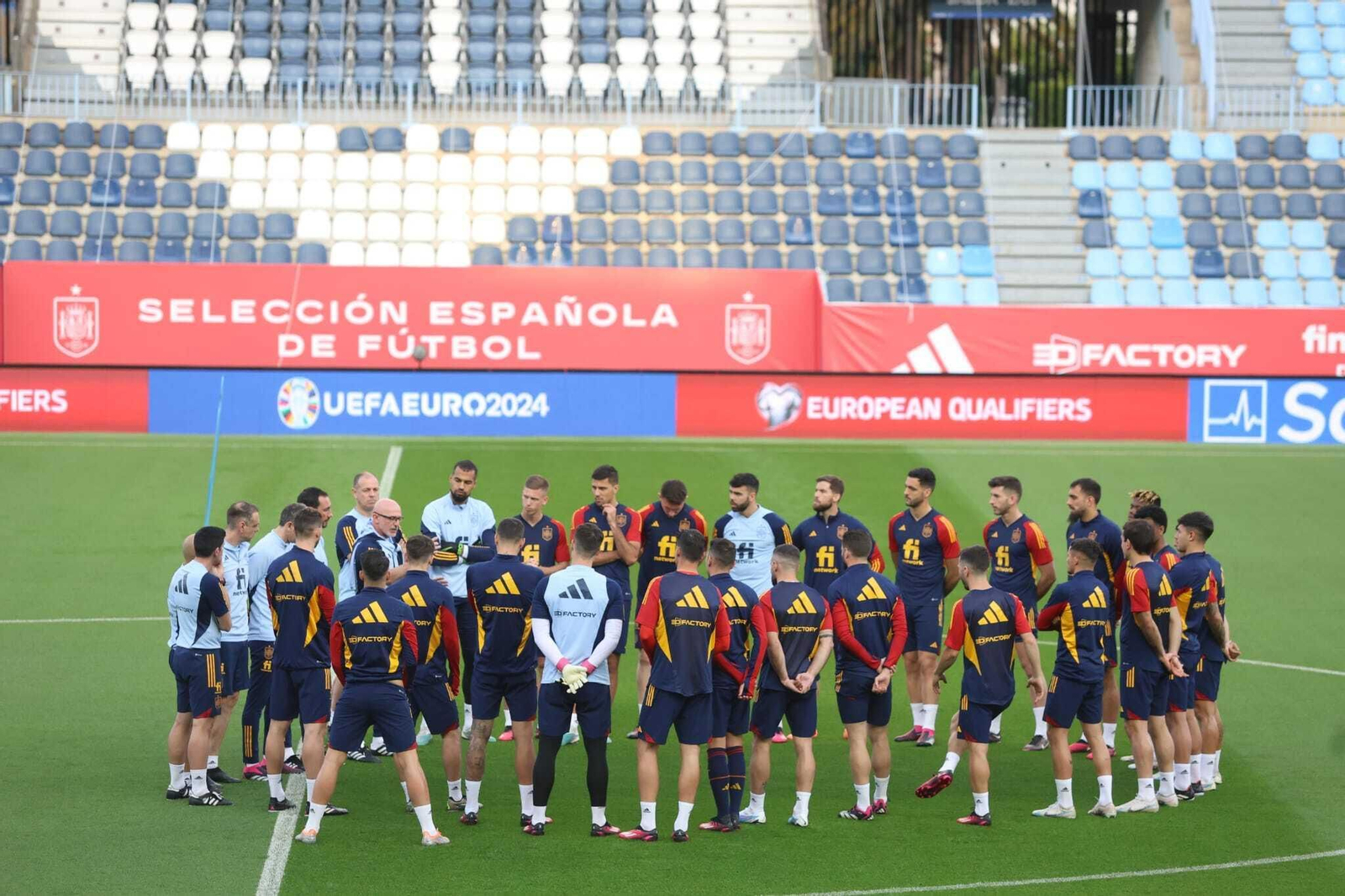 De la Fuente da instrucciones. De la Fuente da instrucciones.
