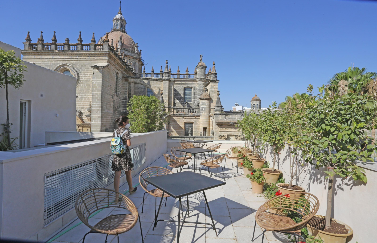 Terraza La Recachita del Hotel Bodega Tío Pepe con la Catedral al fondo.
