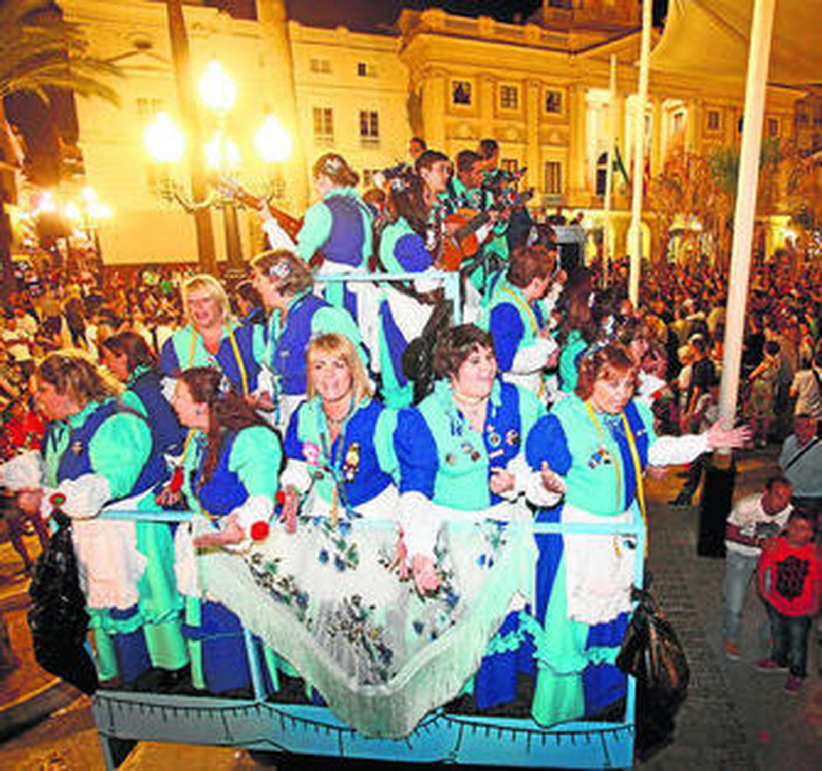 El coro 'Este coro tiene tela' durante el carrusel de verano de 2012 en San Juan de Dios coincidente con la Regata.