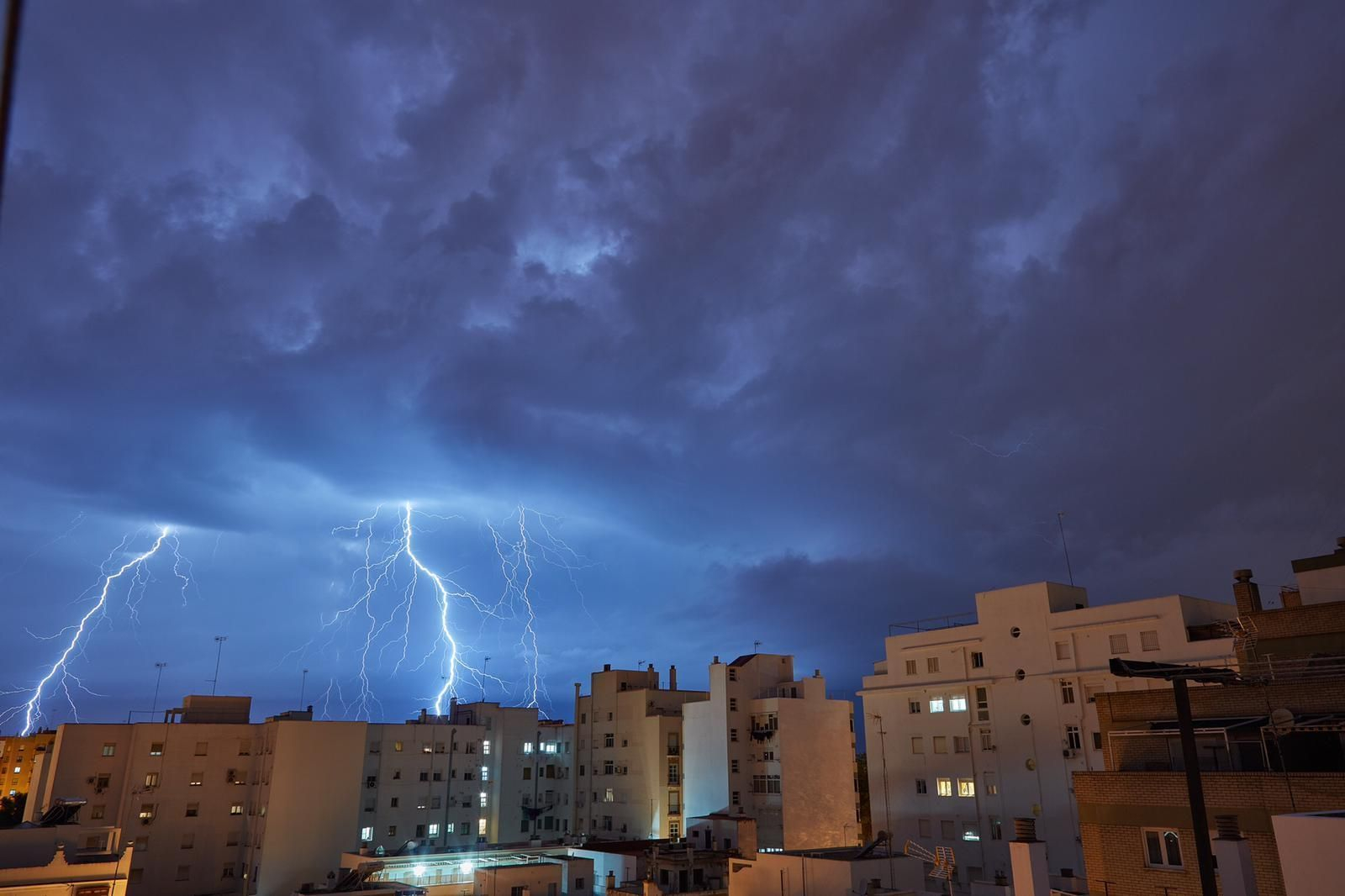 Tormenta eléctrica: Rayos sobre la Bahía de Cádiz.