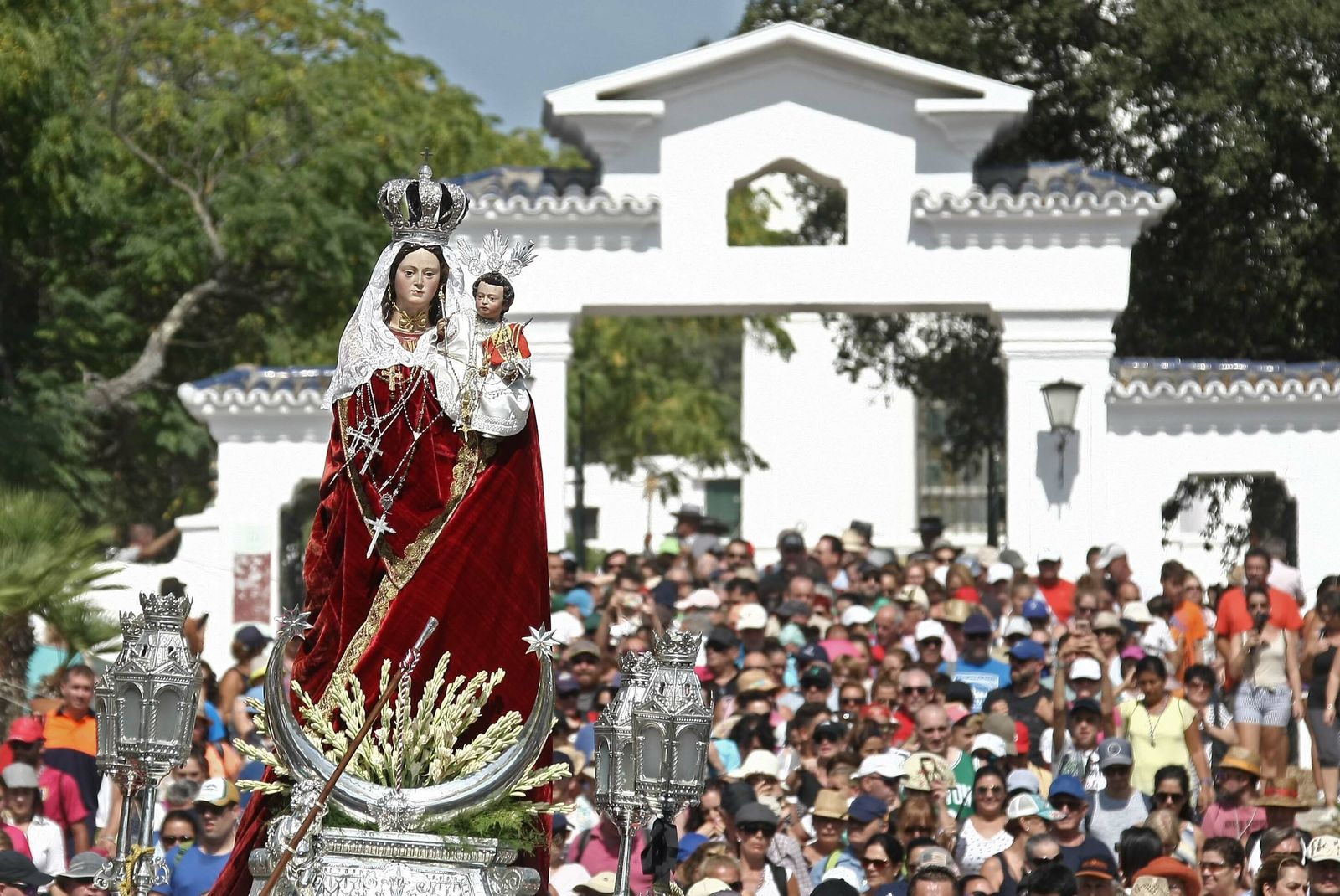 La Virgen de la Luz, a la salida de su santuario