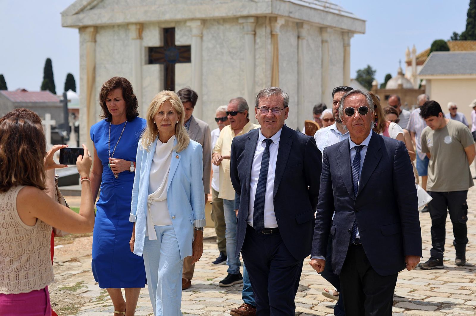 Imágenes de la visita a los trabajos de exhumación en las fosas comunes del Cementerio de La Soledad