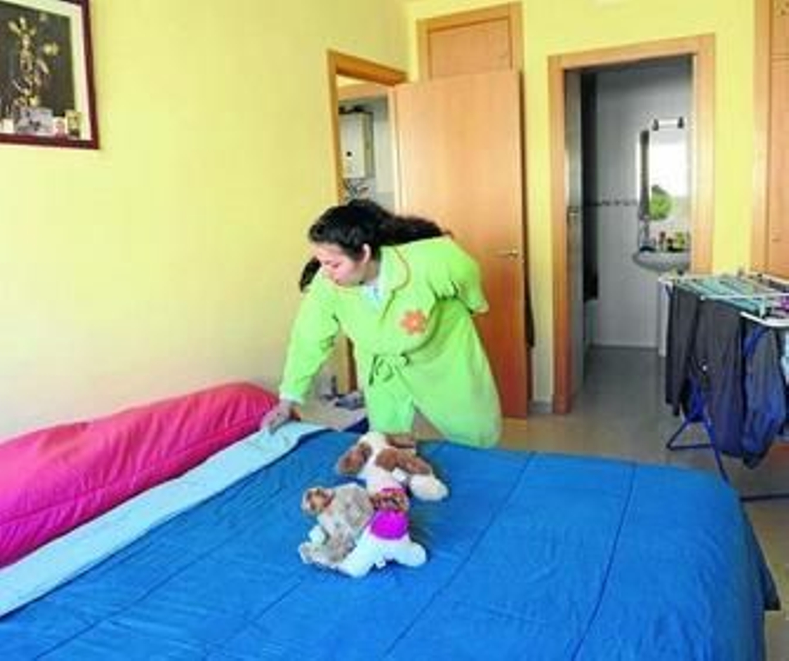 Jesús y Joaquín, limpiando el piso que ocupan.