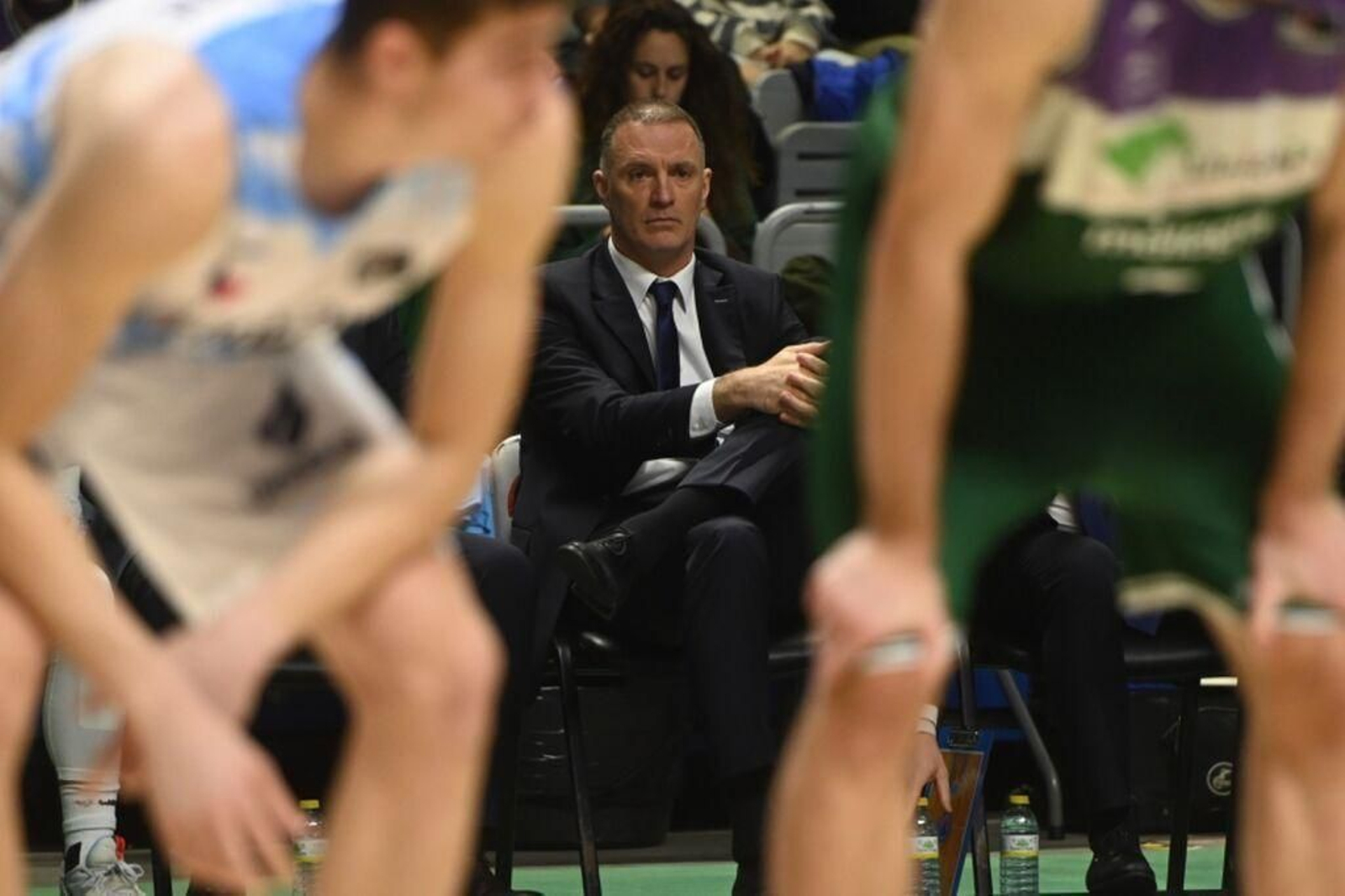 Veljko Mrsic sentado en el banquillo del Martín Carpena durante el partido de ida. Veljko Mrsic sentado en el banquillo del Martín Carpena durante el partido de ida.