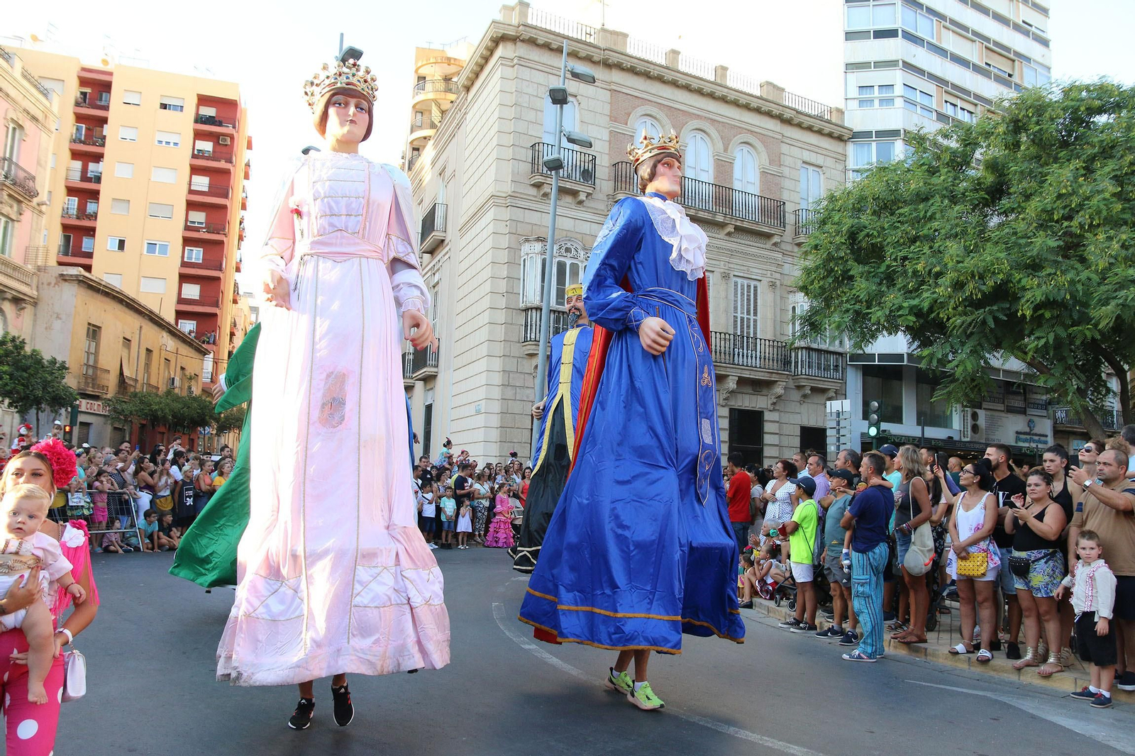 La Batalla de las Flores ha regresado inundando Almería de claveles