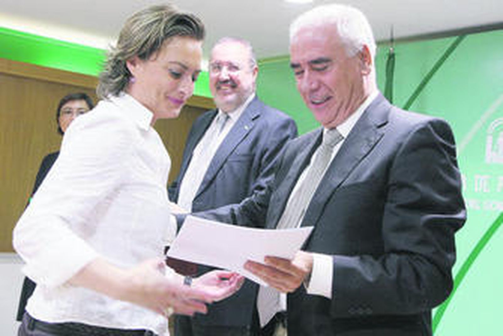 El consejero de Turismo, Comercio y Deporte, Luciano Alonso, entrega ayer una de las ayudas.