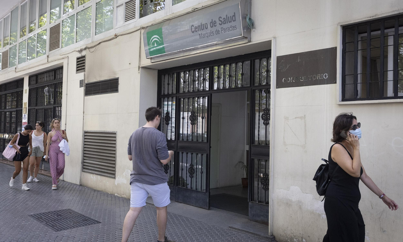 Un joven se coloca la mascarilla para acceder al centro de salud Marqués de Paradas, en el centro de Sevilla.