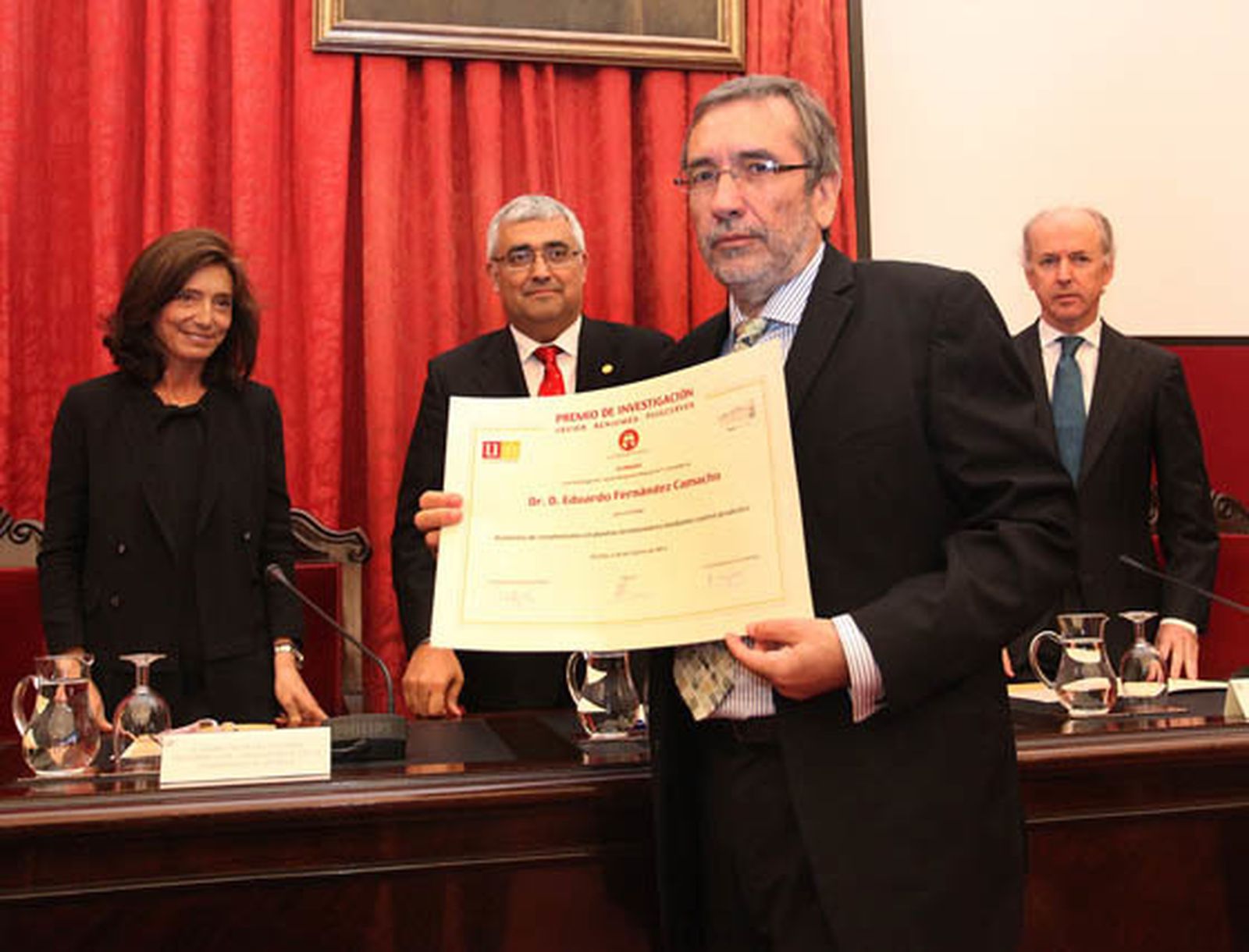 El catedrático de Ingeniería de Sistemas y Automática de la Universidad de Sevilla Eduardo Fernández Camacho, con el premio, ante la presidenta del Consejo Social, Isabel Aguilera; el rector de la US, Antonio Ramírez de Arellano, y el presidente de la Fundación Focus-Abengoa, Felipe Benjumea Llorente.