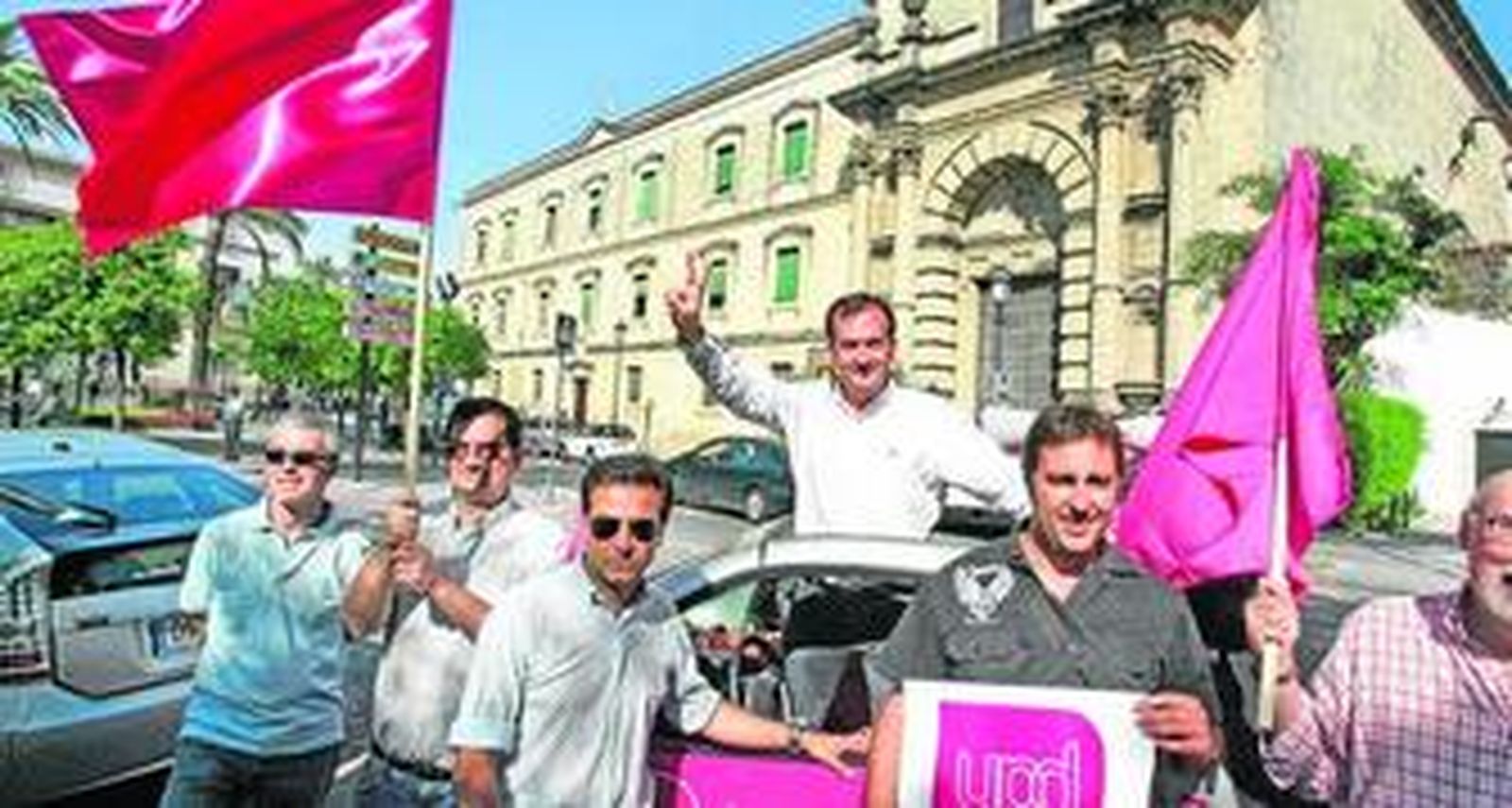 La 'marea magenta', ayer en la Alameda Cristina.