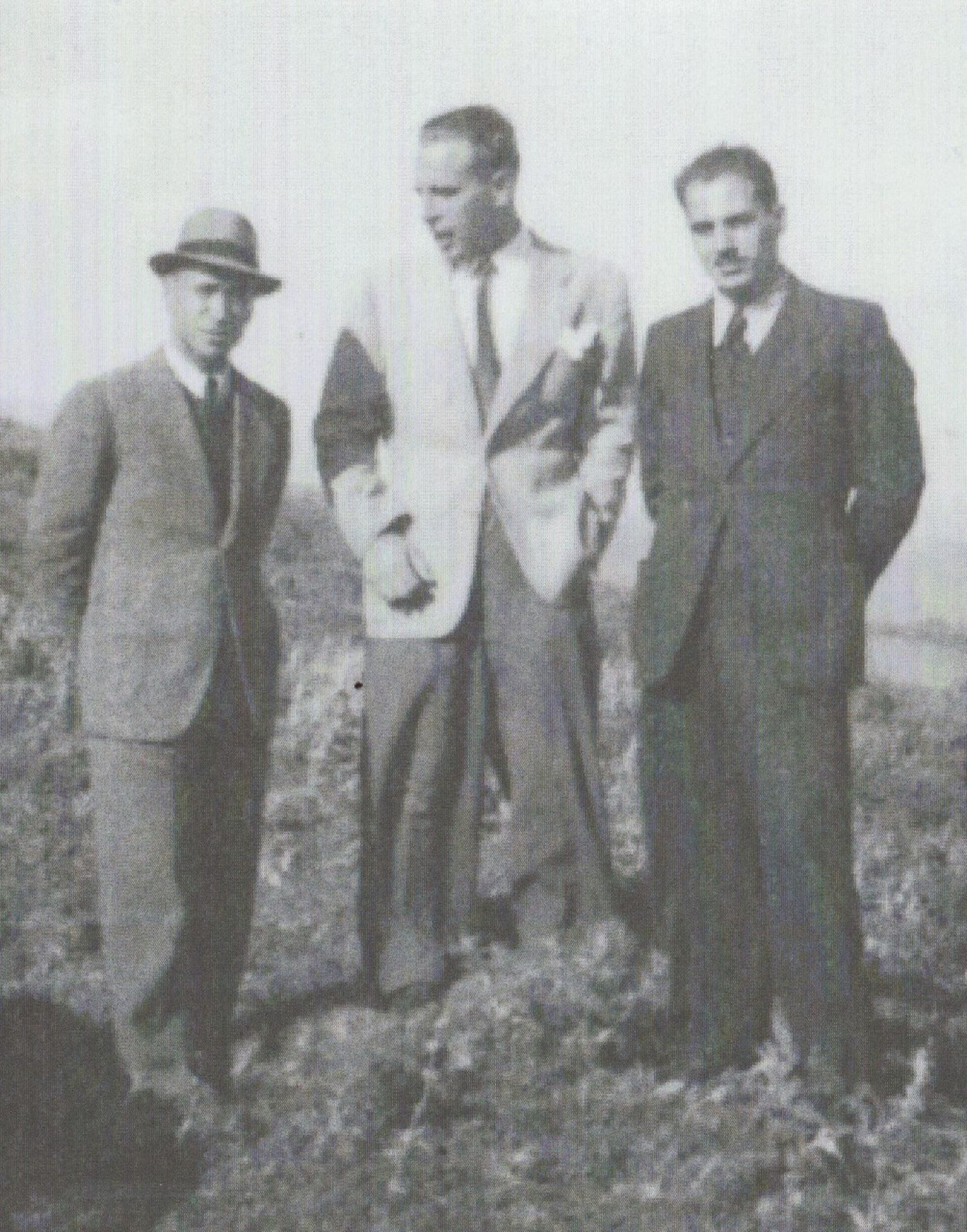 Una de las pocas imágenes en la que se puede ver al Capitano di Corvetta Pierleoni con el Tenente di Vascello Decio Catalano a su derecha y el Tenente di Vascello Amedeo Vesco a su izquierda, tras la exitosa operación B.G. 4.