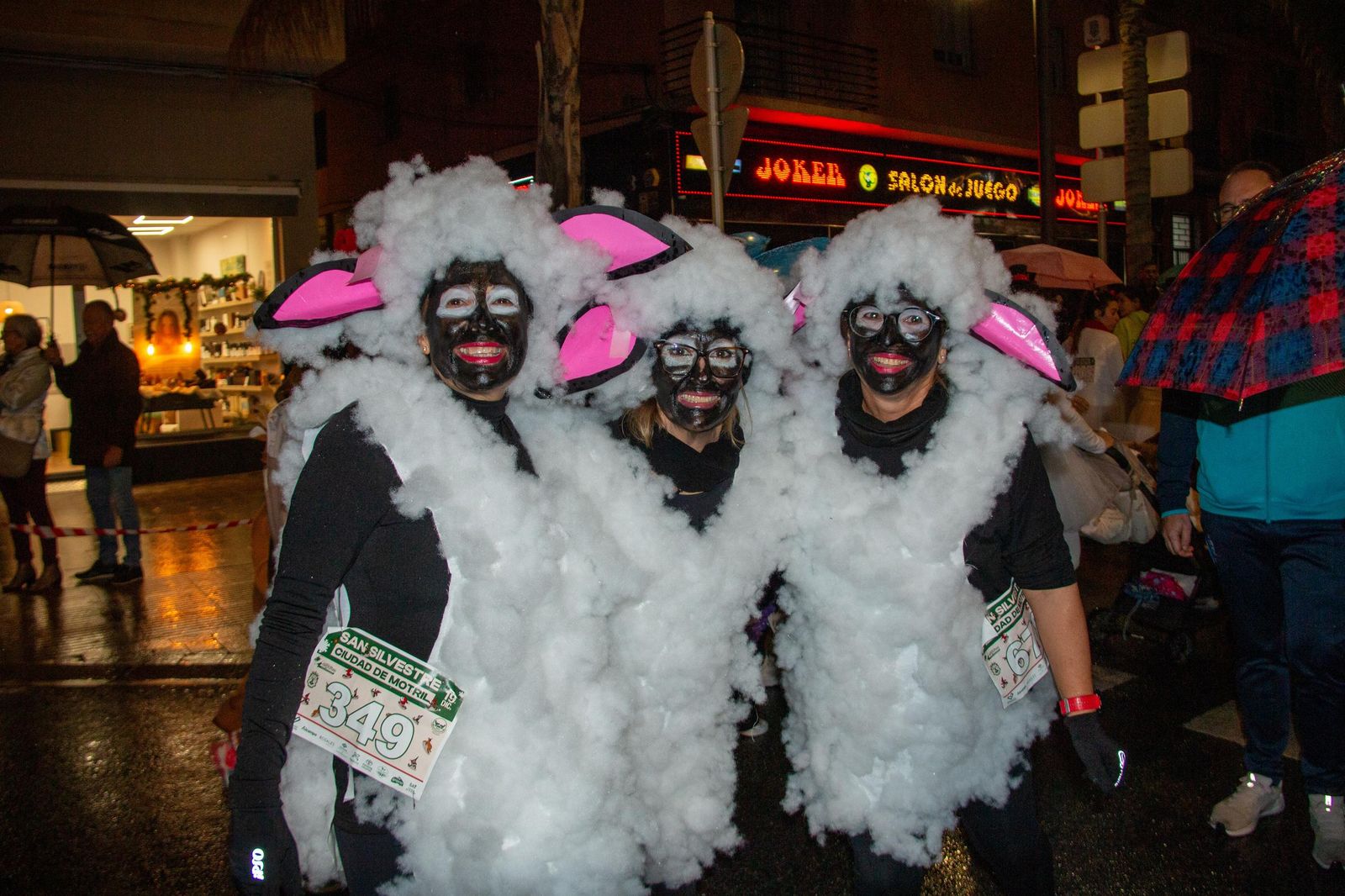 Ni la lluvia puede con la San Silvestre de Motril