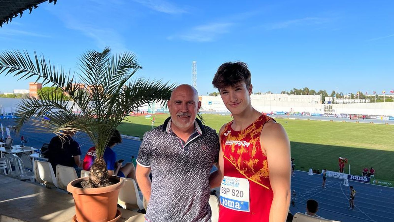 Mena, junto a Alberto Romero, su entrenador.