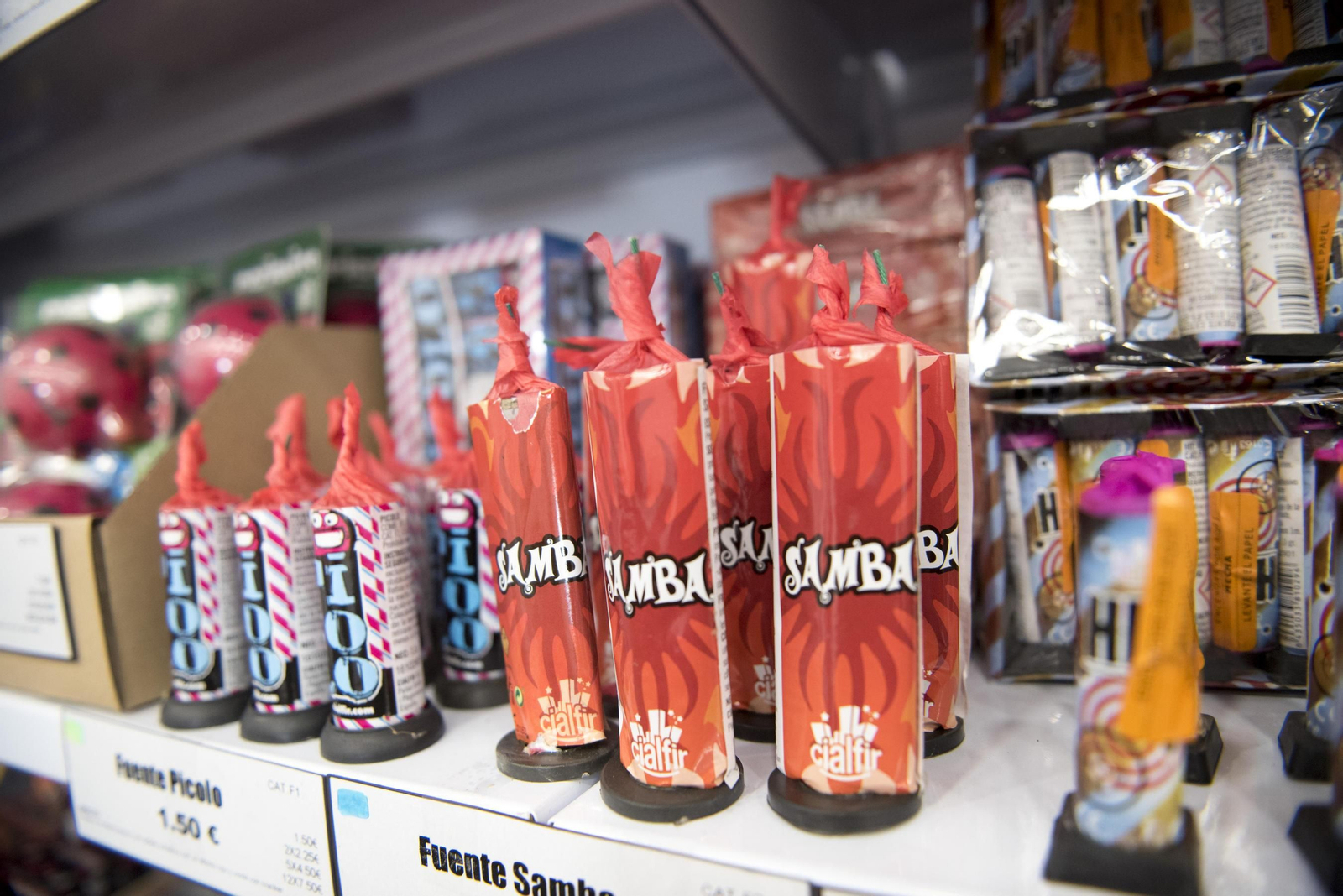 Material pirotécnico a la venta en un establecimiento autorizado