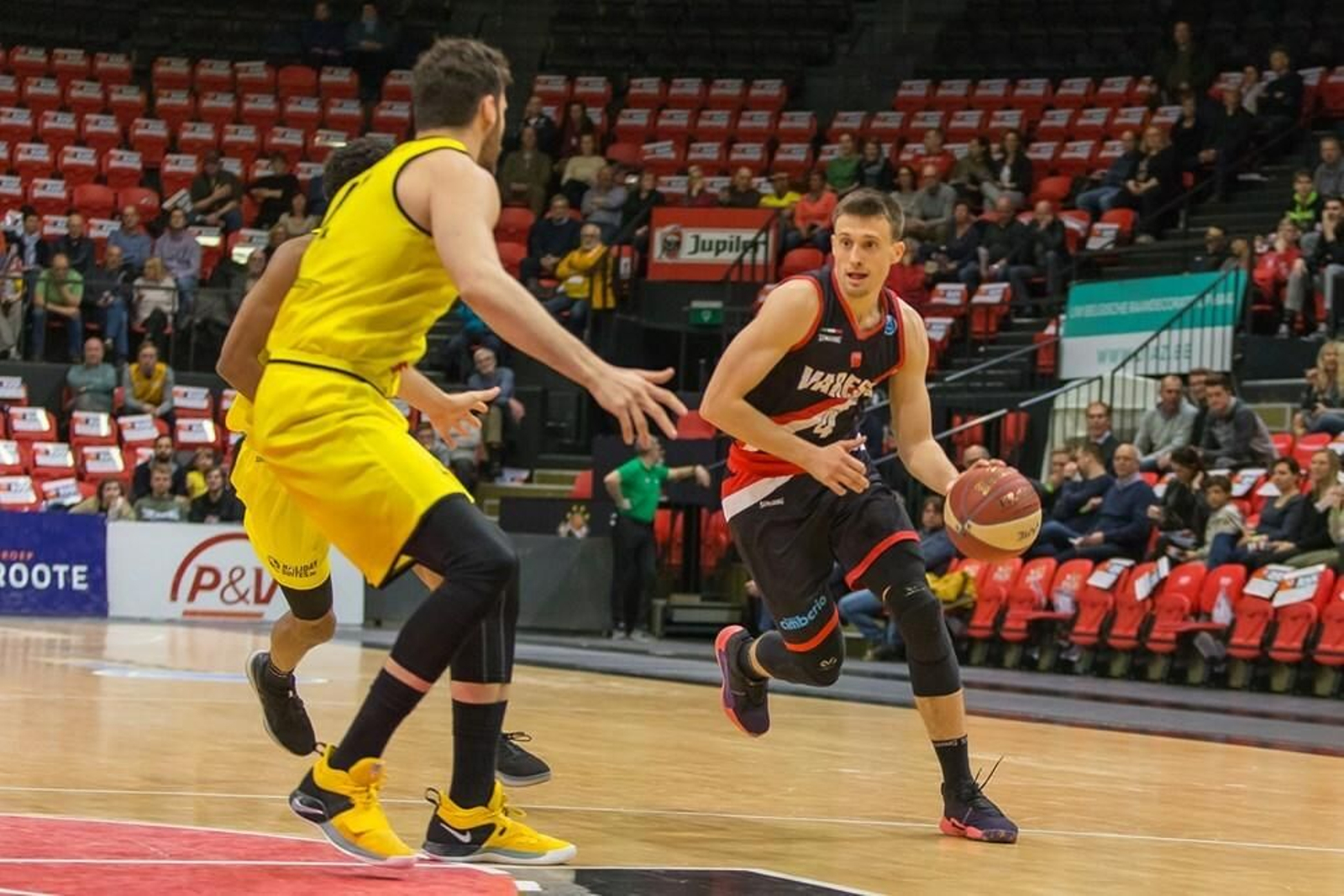 Aleksa Avramovic, en un partido con el Varese.