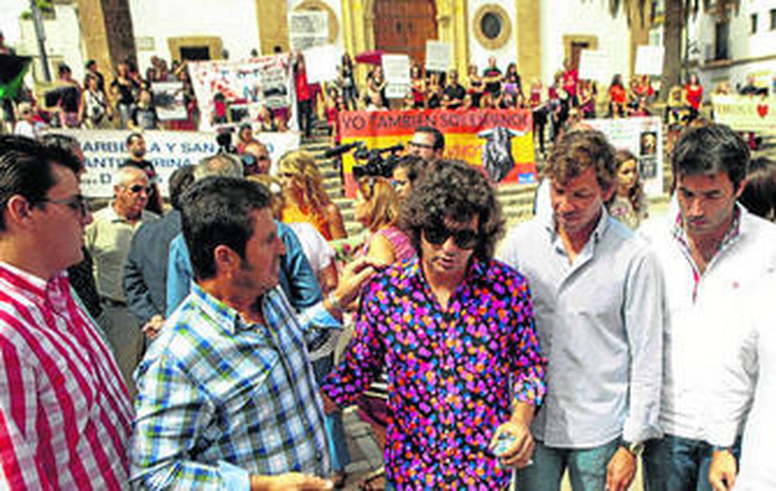 Morante de la Puebla, ante la manifestación de antitaurinos en la tarde de ayer, en la rondeña plaza de la Merced.