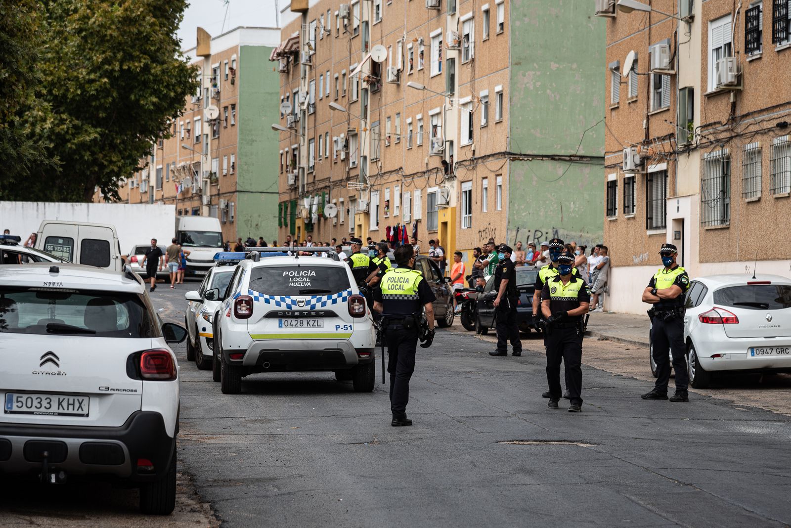 La Policía interviene en la pelea en la Barriada del Torrejón.