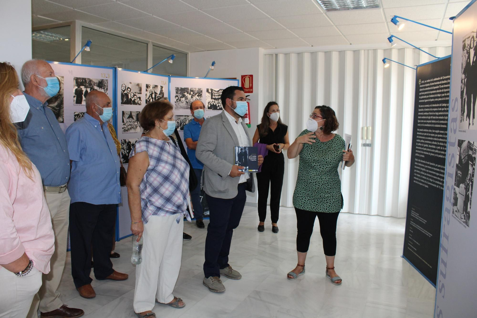 Inauguración de la exposición sobre el 90 aniversario del voto femenino en Gines.