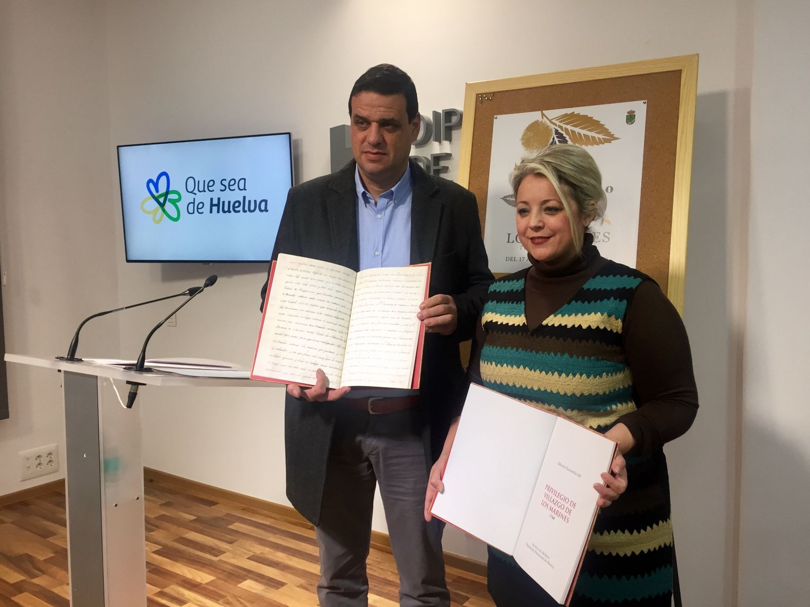 El alcalde de Los Marines, Israel Arias, y la diputada Lourdes Garrido, muestran los ejemplares.