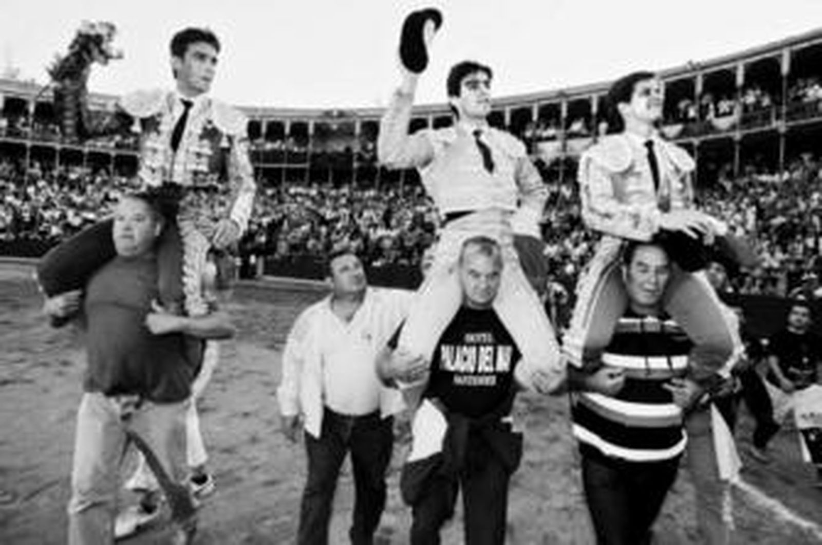 Eduardo Gallo, Miguel Ángel Perera y El Juli salen en hombros de la plaza de Salamanca.