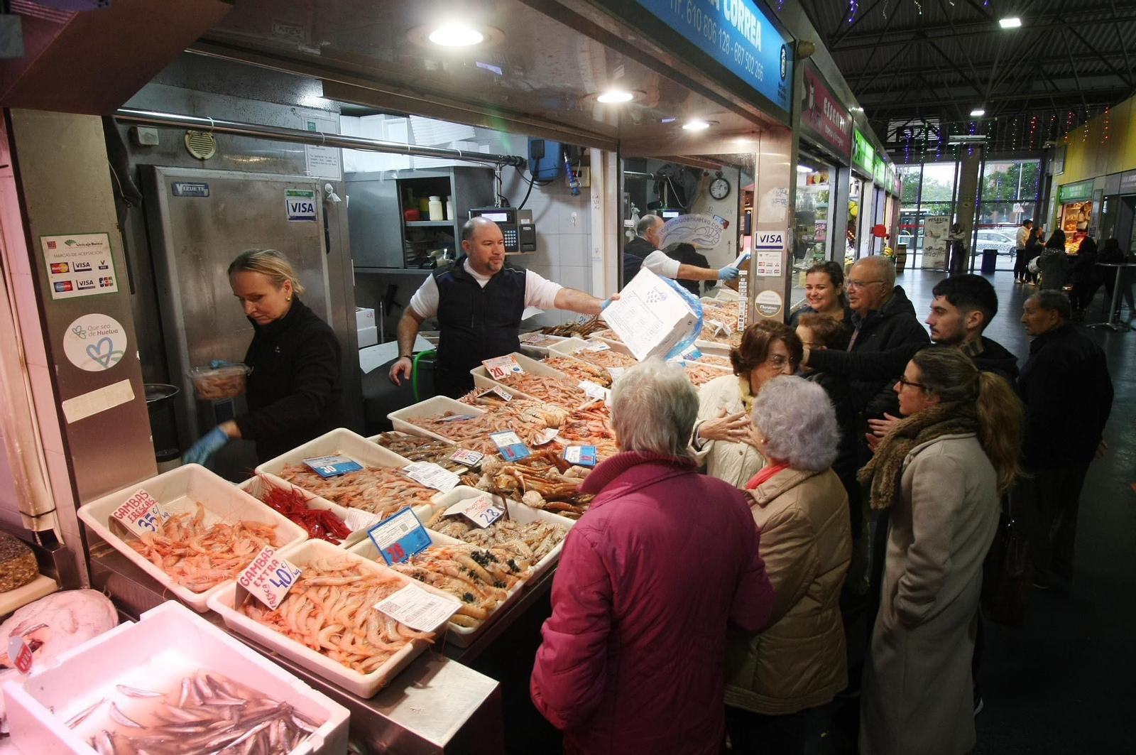 Imágenes del ambiente en el Mercado del Carmen de Huelva