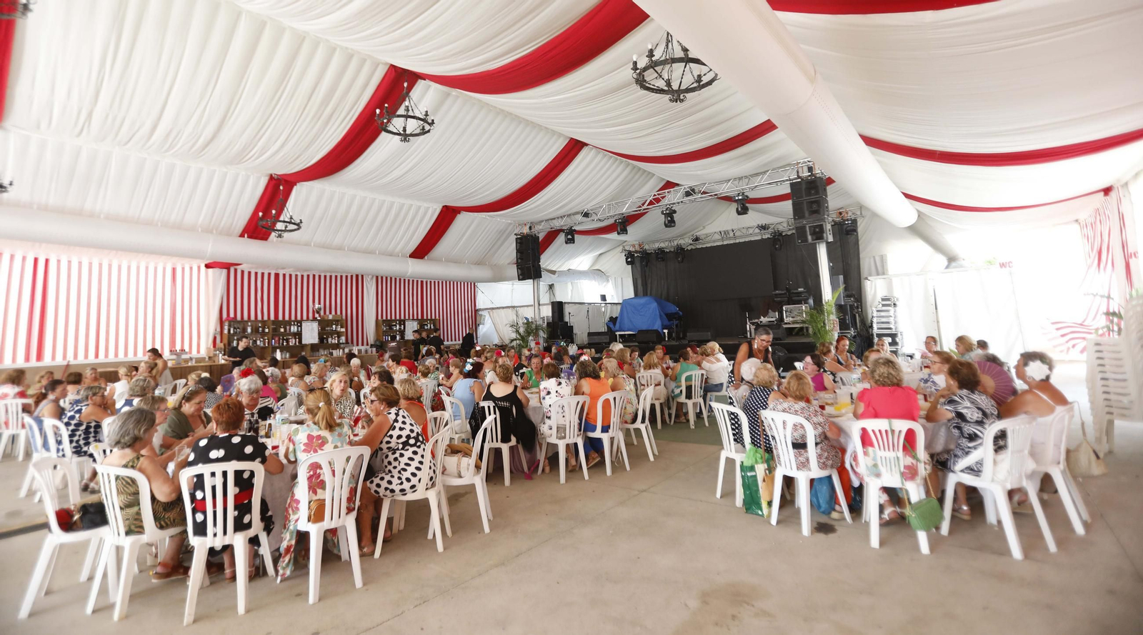 Las mujeres de San Roque disfrutan de su comida en la Feria Real