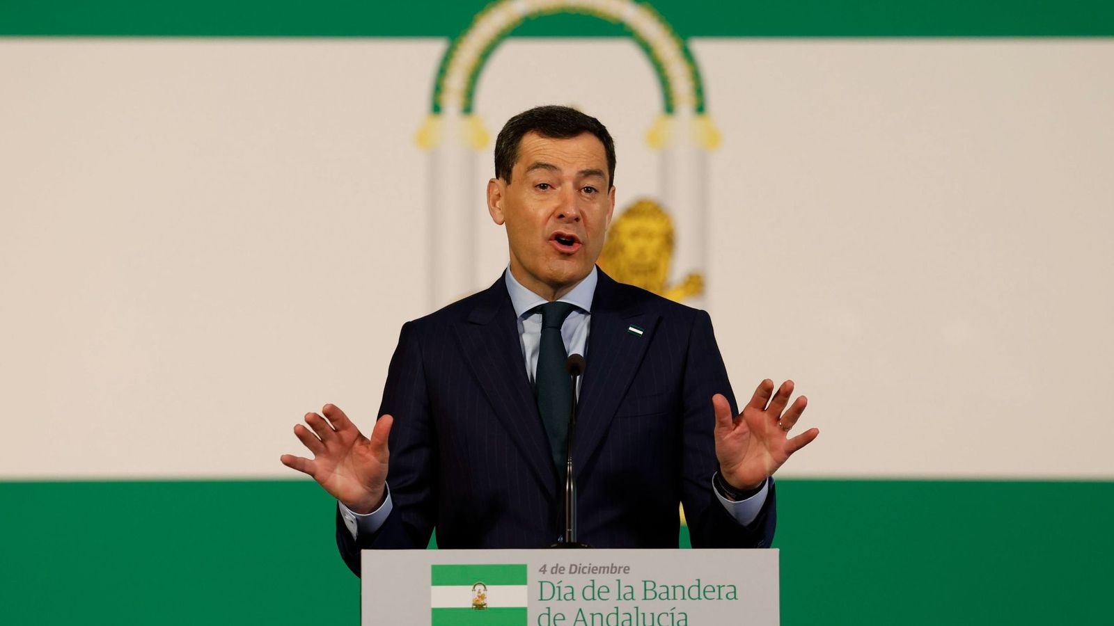 Juanma con fondo blanquiverde.