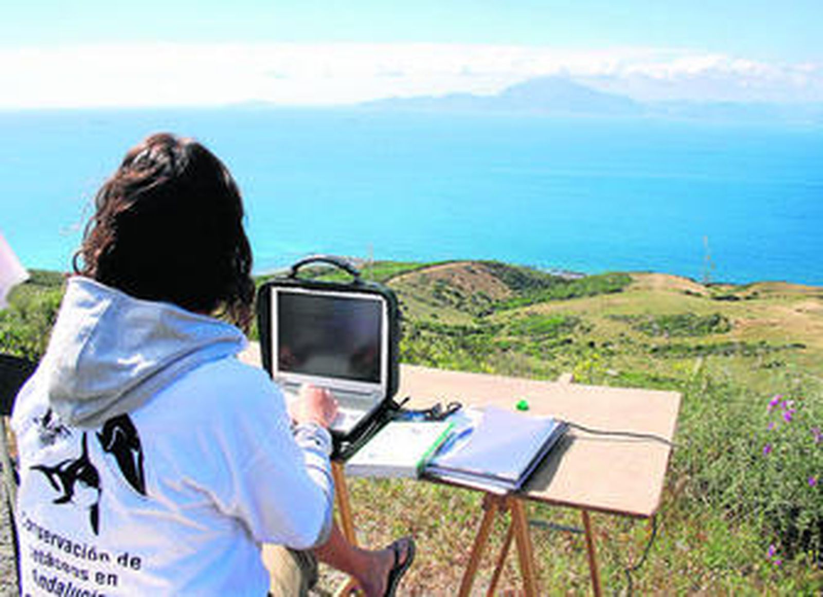 Una de las voluntarias de Circe introduce las coordenadas de buques y cetáceos que se avistan en el Estrecho.