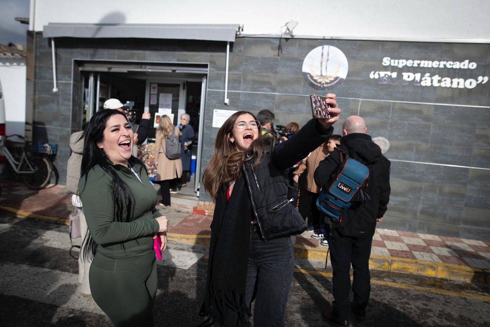 Las imágenes de la euforia en Santa Fe tras los 25 millones que deja la Lotería de Navidad