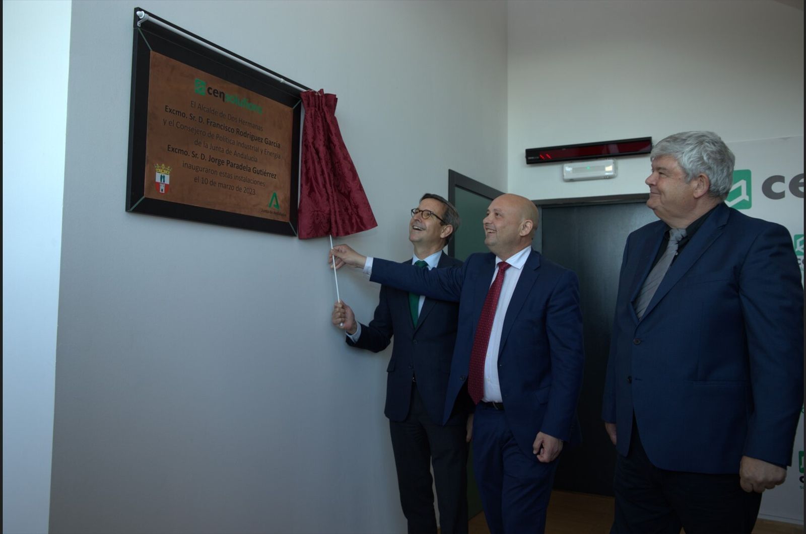 Jorge Paradela y Francisco Rodríguez García descubren una planta en presencia de José Manuel Gómez Solís.