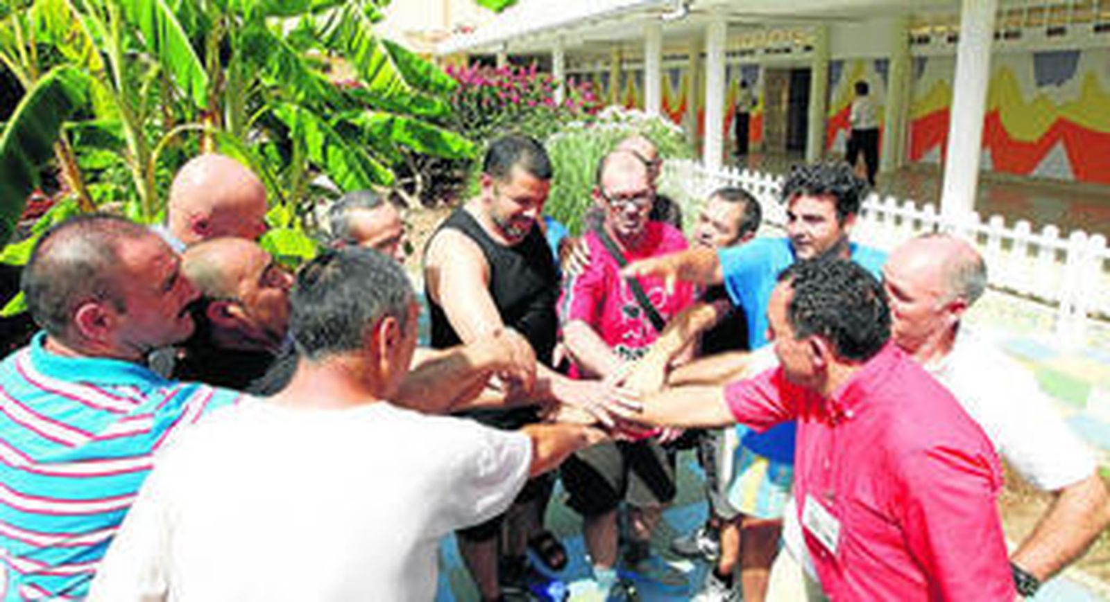 Los presos que han participado en el proyecto saludan a sus profesores con el grito de guerra adoptado en las actividades: "¡Acebuche, libertad!".