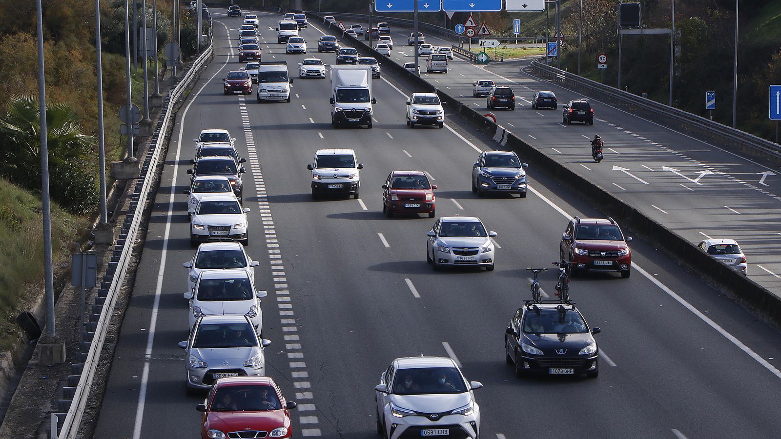 Fila de coches en la salida de la A-49 dirección a Castilleja de la Cuesta.