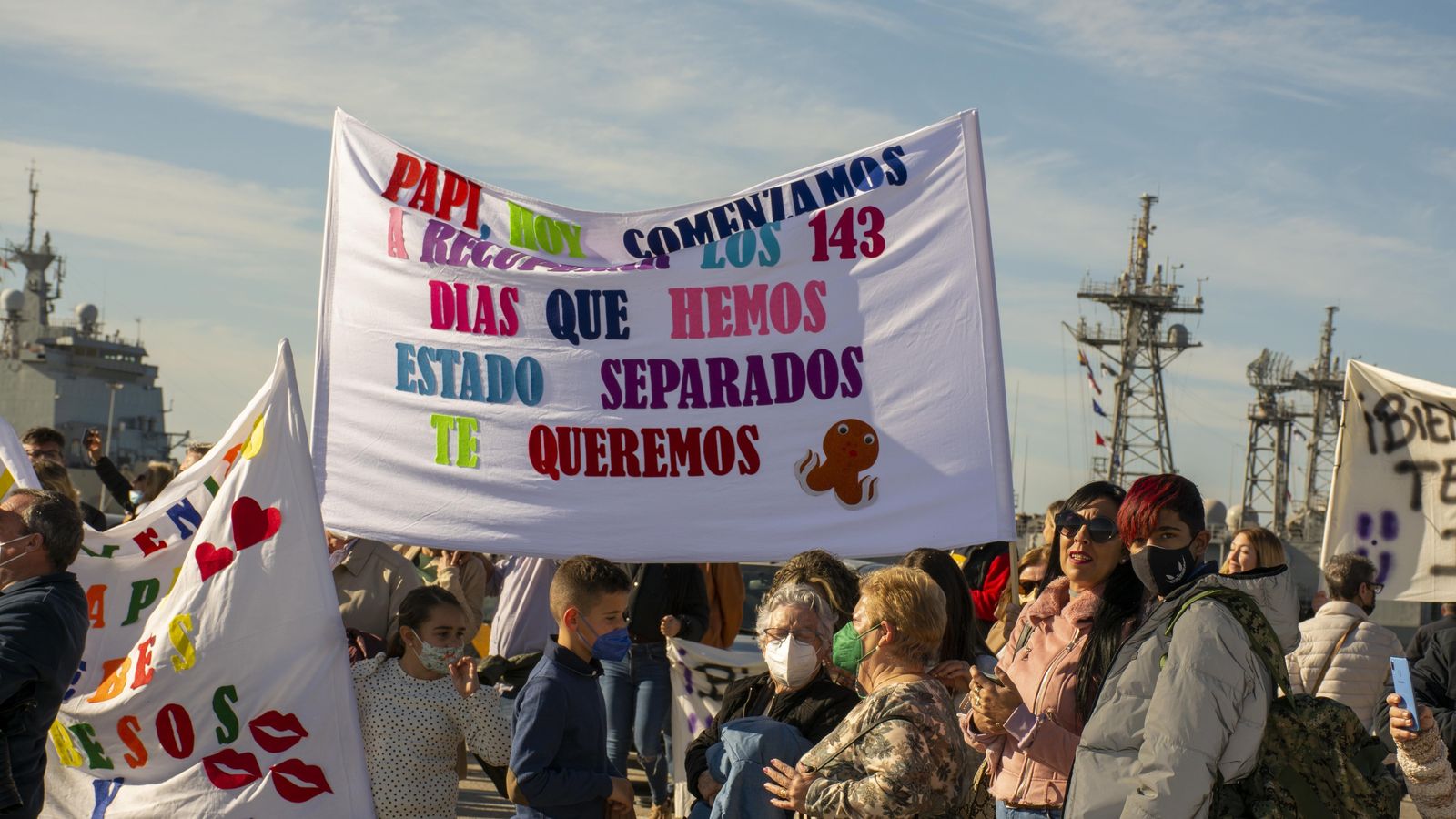 Los familiares esperando en el muelle de Rota.