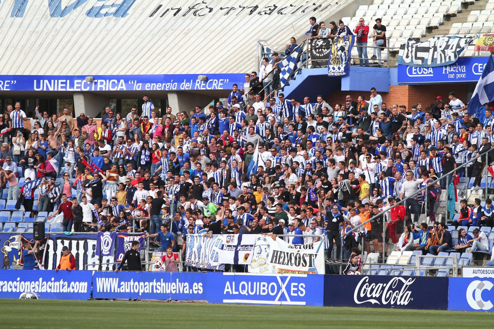 Ambientazo en las gradas del Recreativo de Huelva y el San Fernando