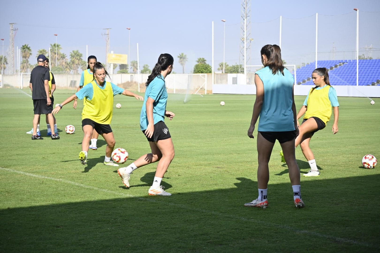 Entrenamiento del Sporting de Huelva a puertas abiertas, en imágenes
